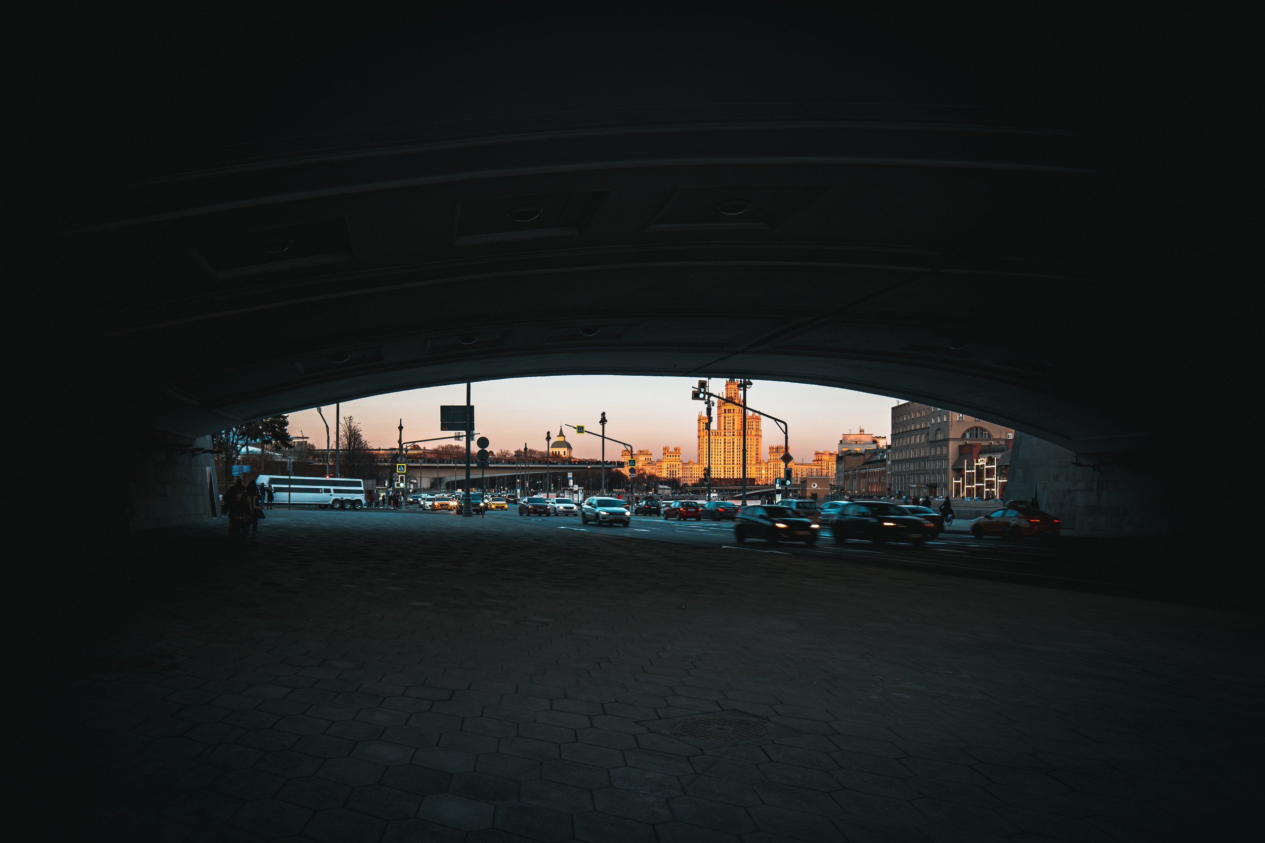 Под Большим Москворецким мостом