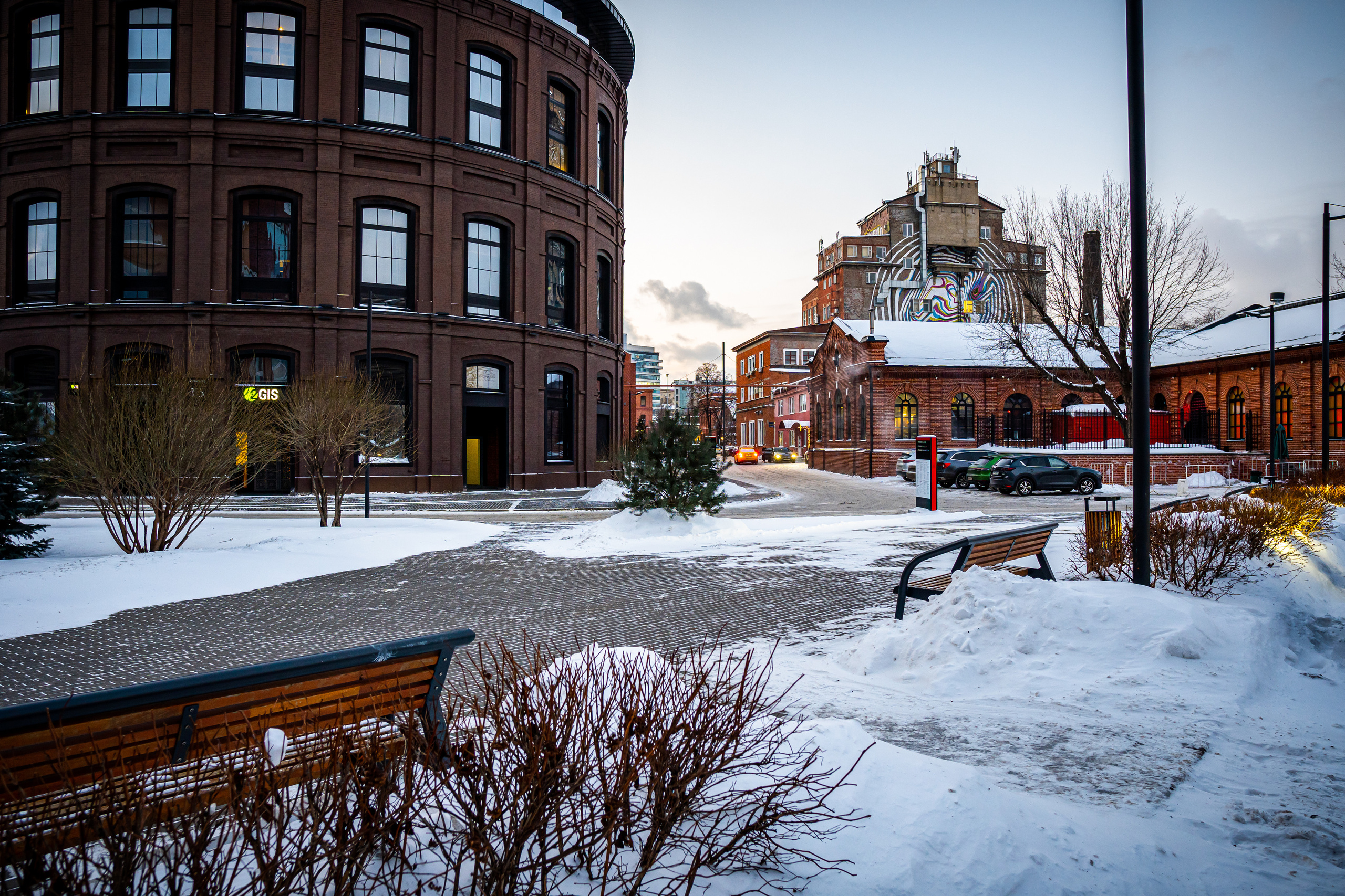 Арма в снегу вечером
