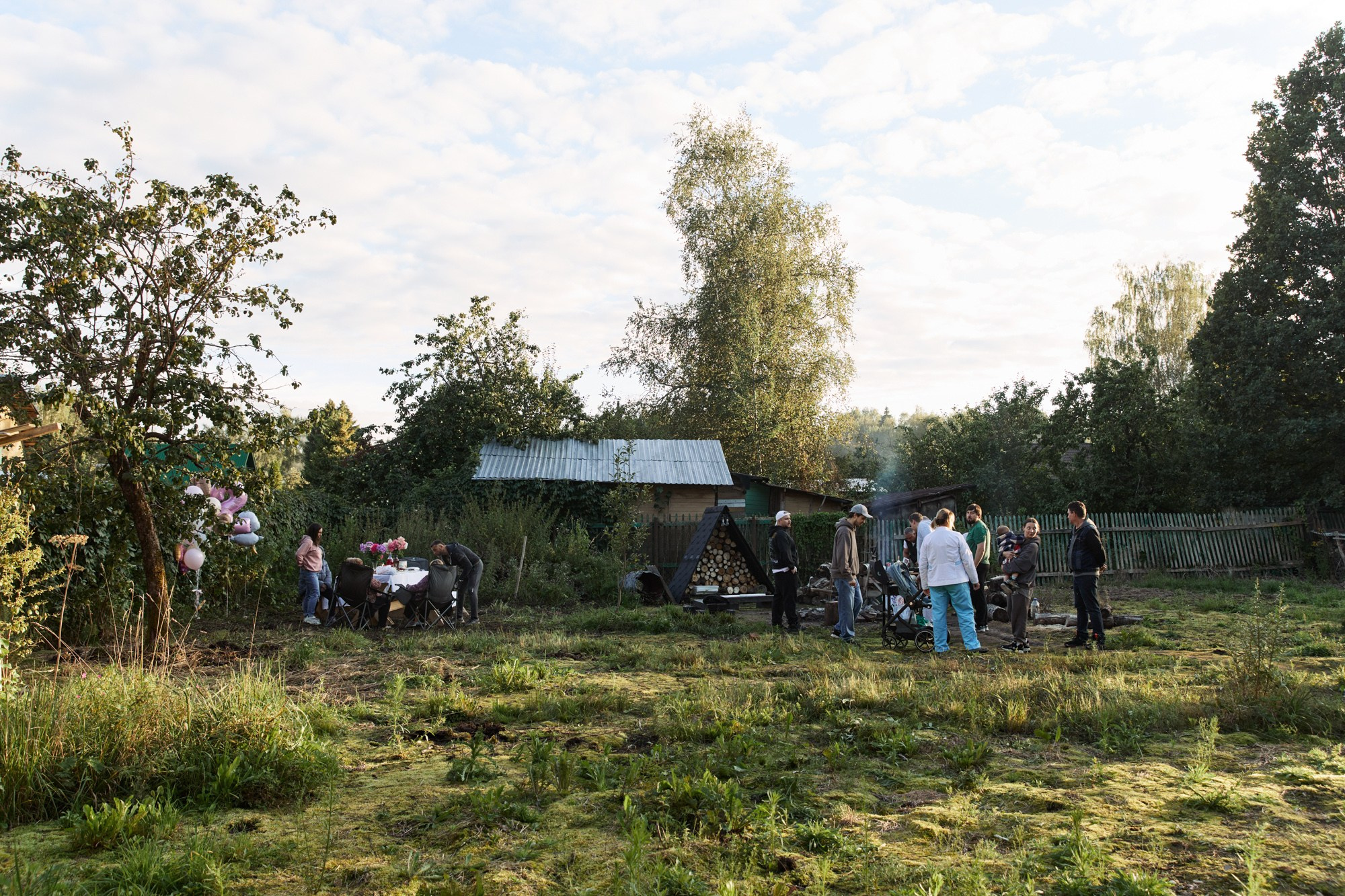 Фотограф на детский день рождения в Москве и Подмосковье: репортажная съемка живых эмоций на даче. Контентный и репортажный фотограф Виталий Кулешов | Москва