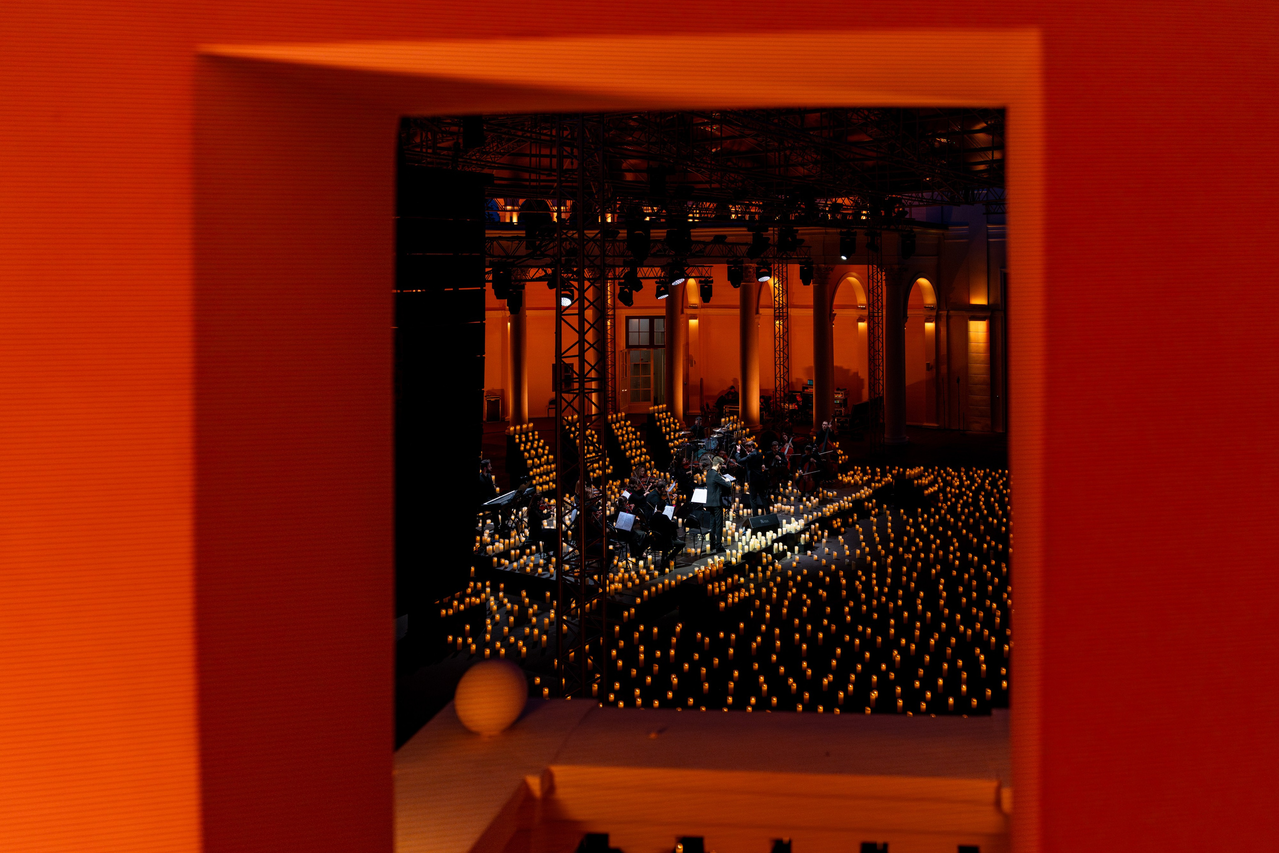 Симфонический оркестр Lumisfera при свечах. Фотограф Никита Комаров