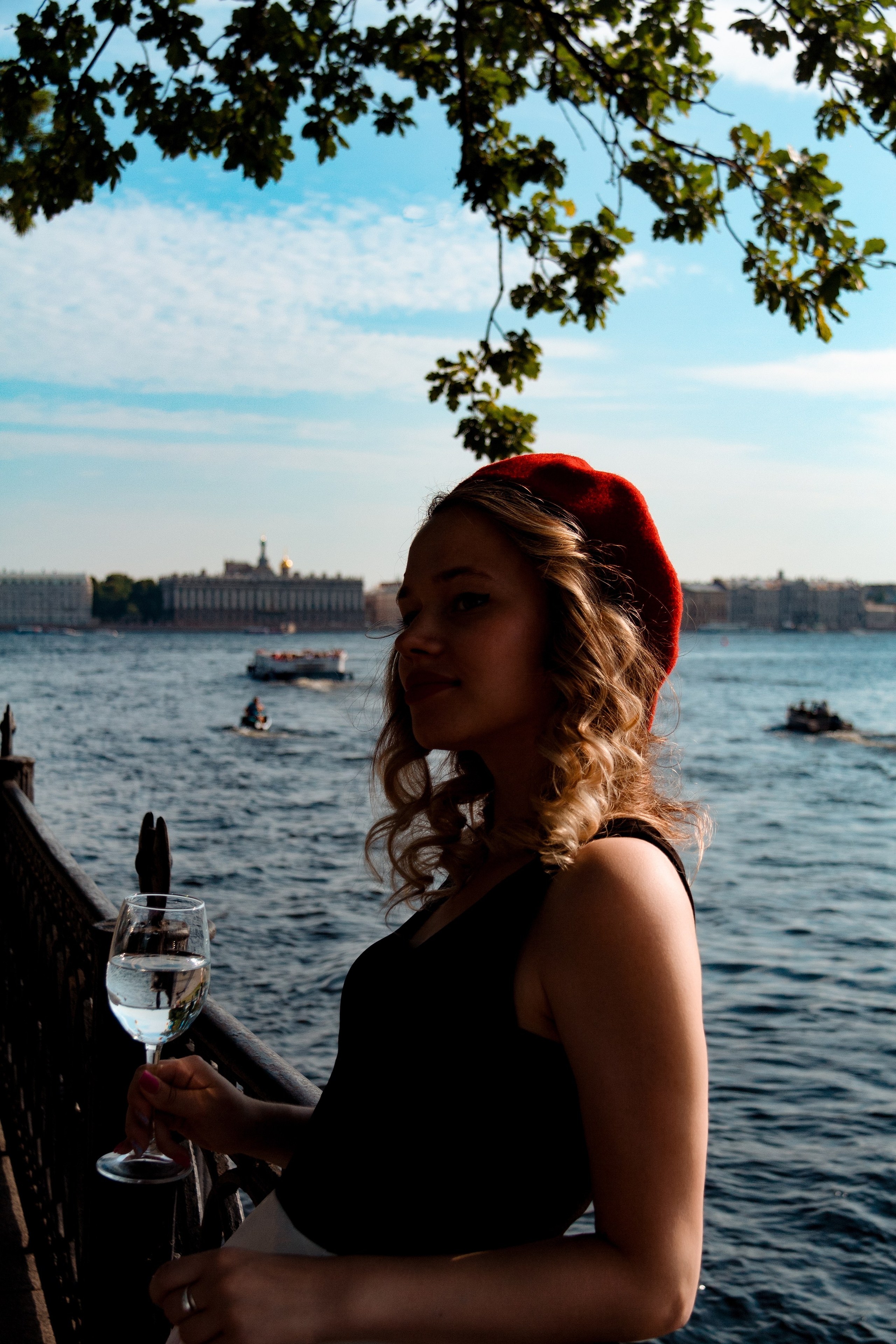 Жаркий летний день в городе.