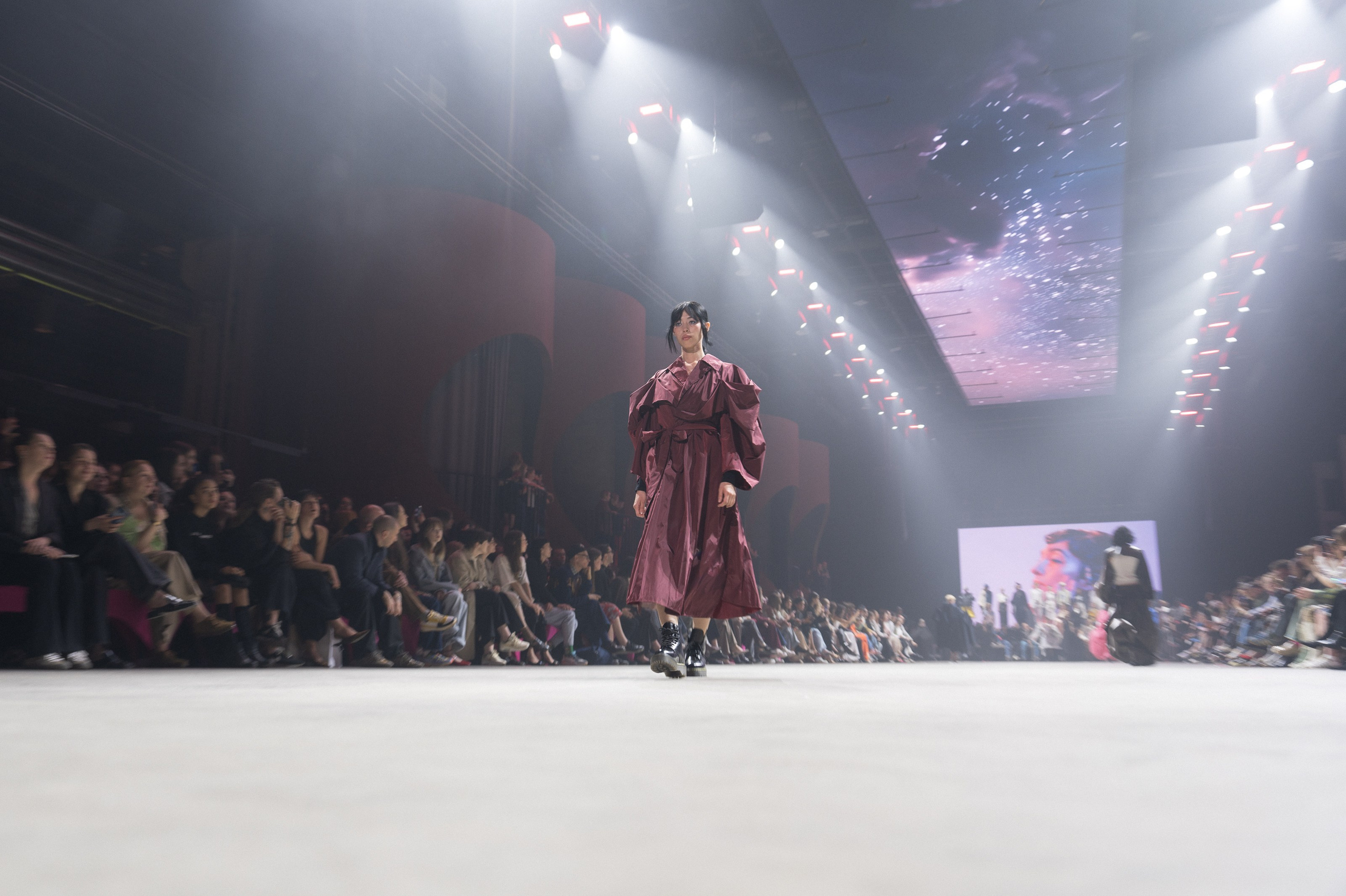 Показ Школы дизайна НИУ ВШЭ. Фотограф Николай Прокофьев модельные тесты в Москве