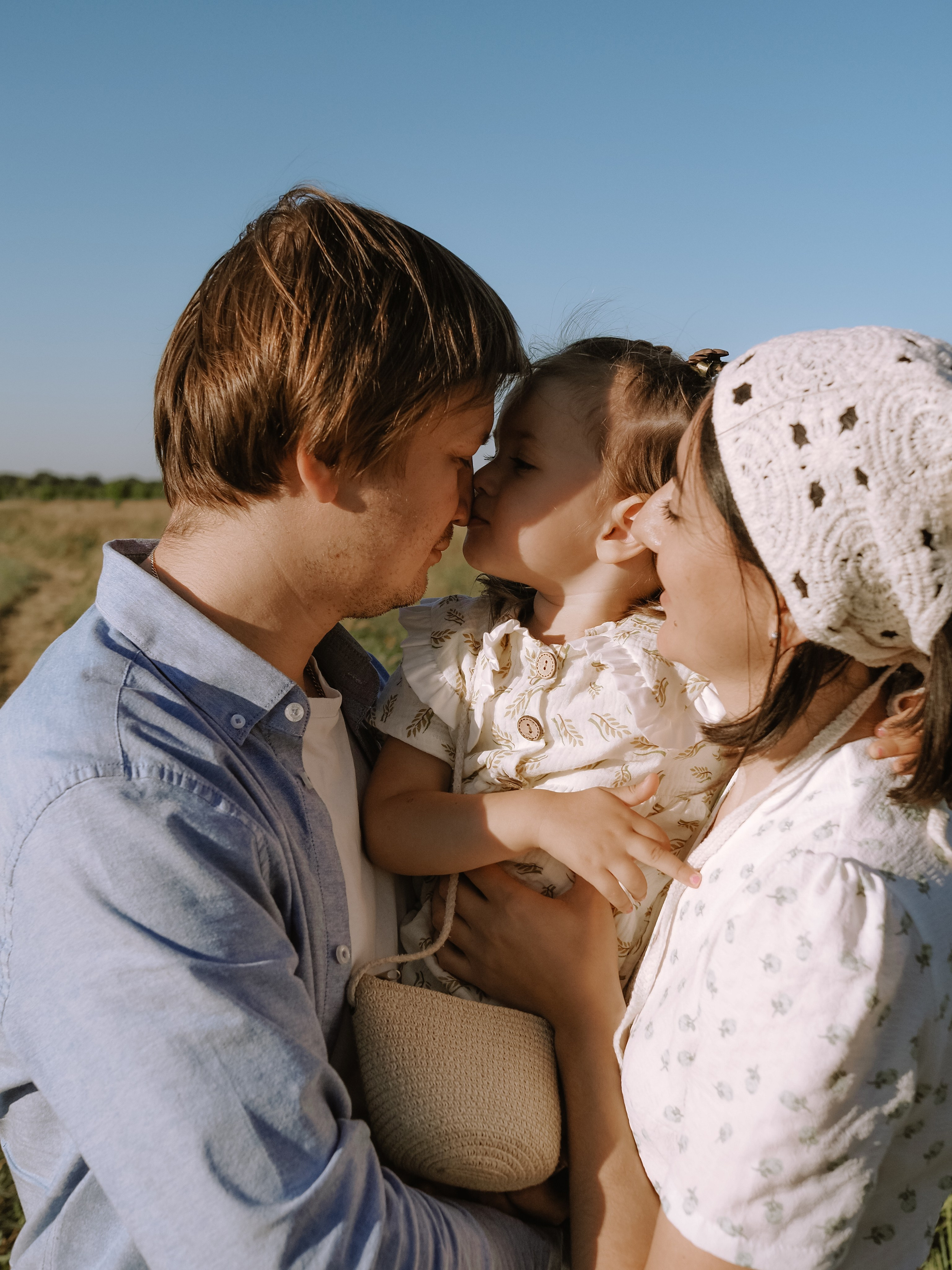 Гоняться по полю на тачке с мамой и папой. Обижаться. Смеяться. Фотограф Рязань. Семейный Свадебный фотограф