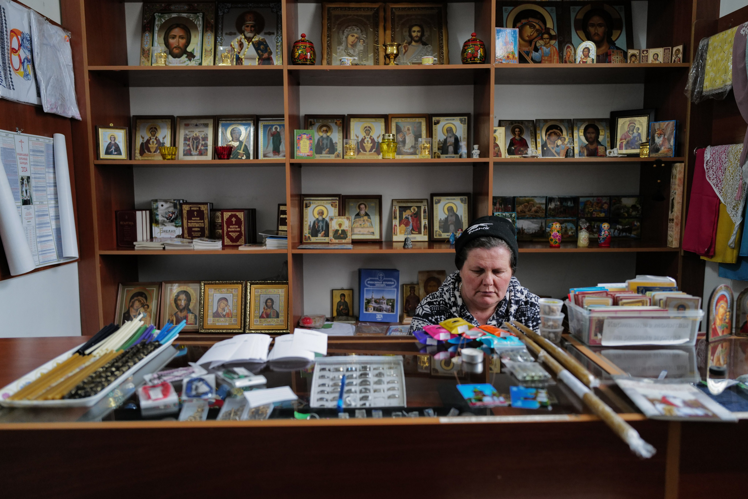 Работница в церковной лавке. Город Жаркент, расположенный на границе с Китаем.