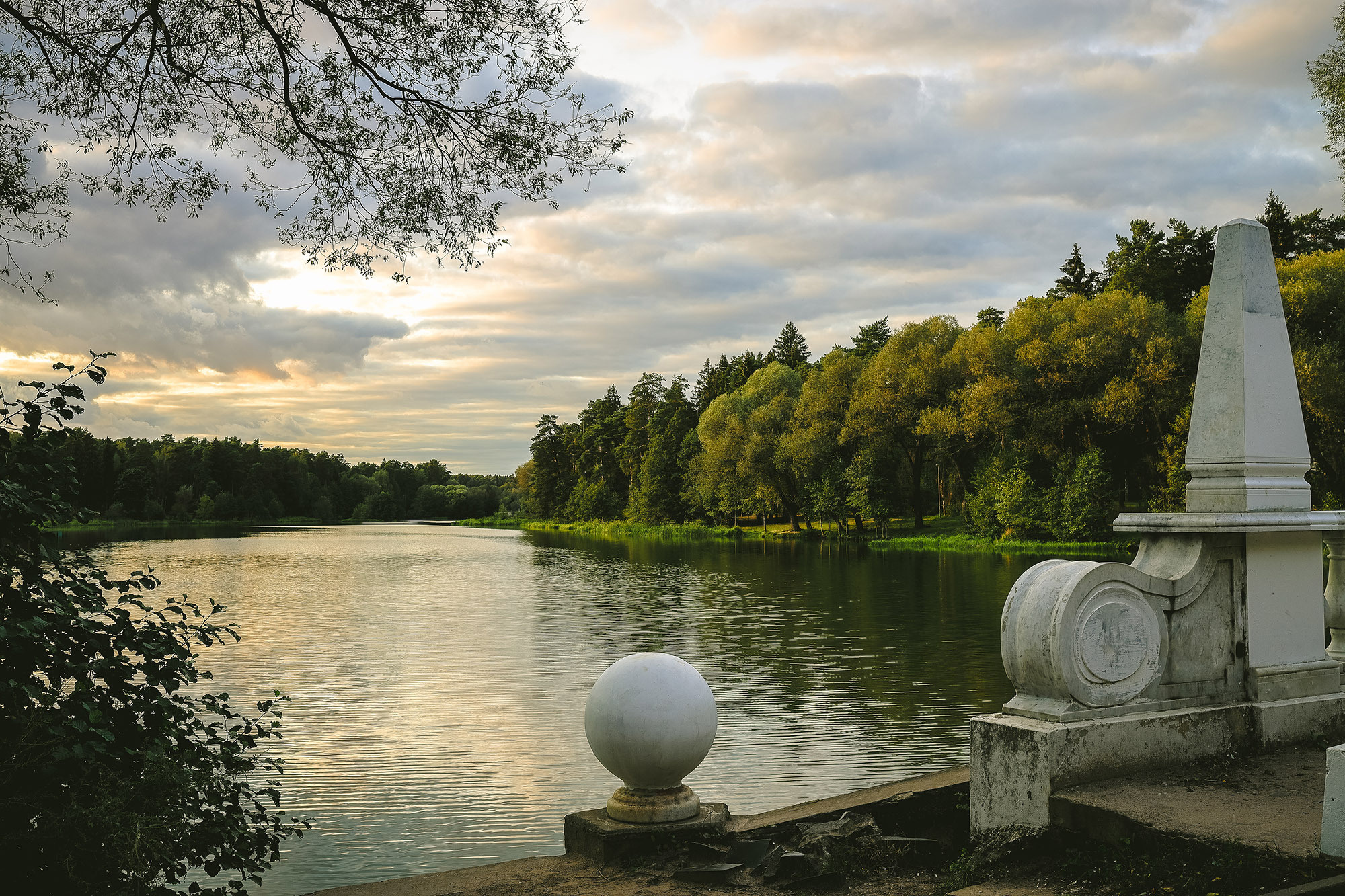 У моста осенним вечером на озере Кратово