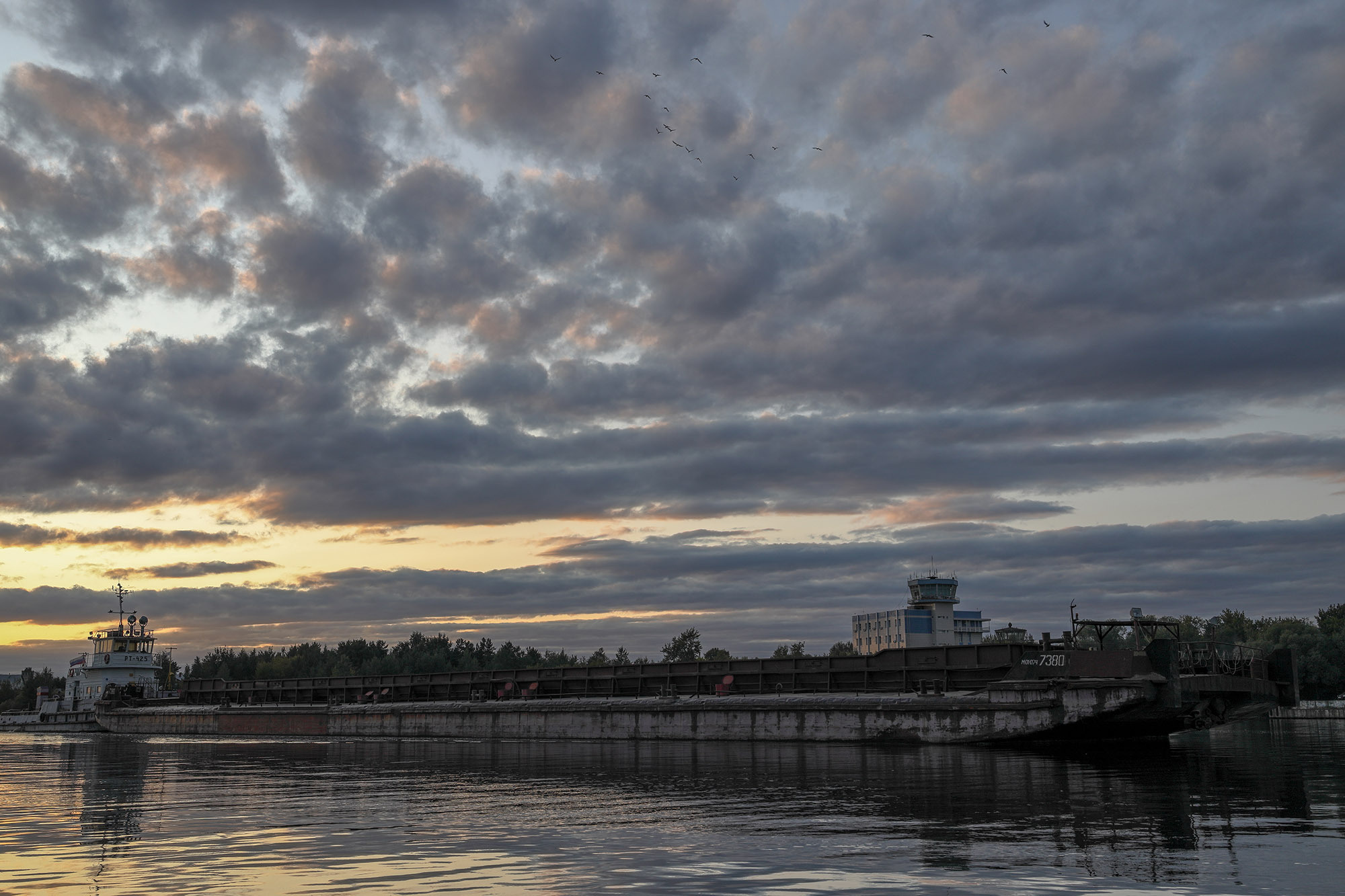Речной толкач с баржей