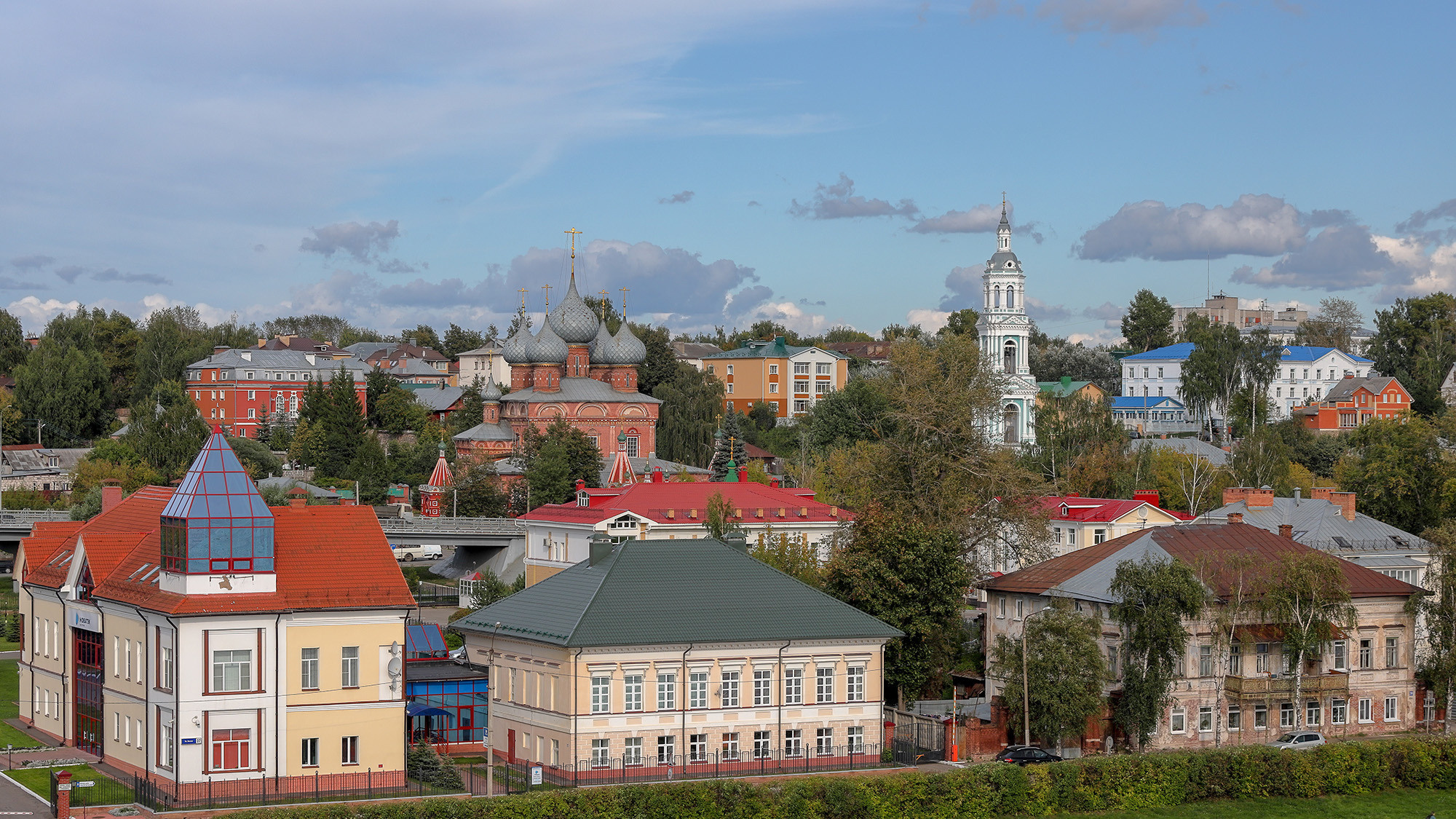Кострома. Вид на церковь Знамения (конец XVII в) и церковь Воскресения на Дебре