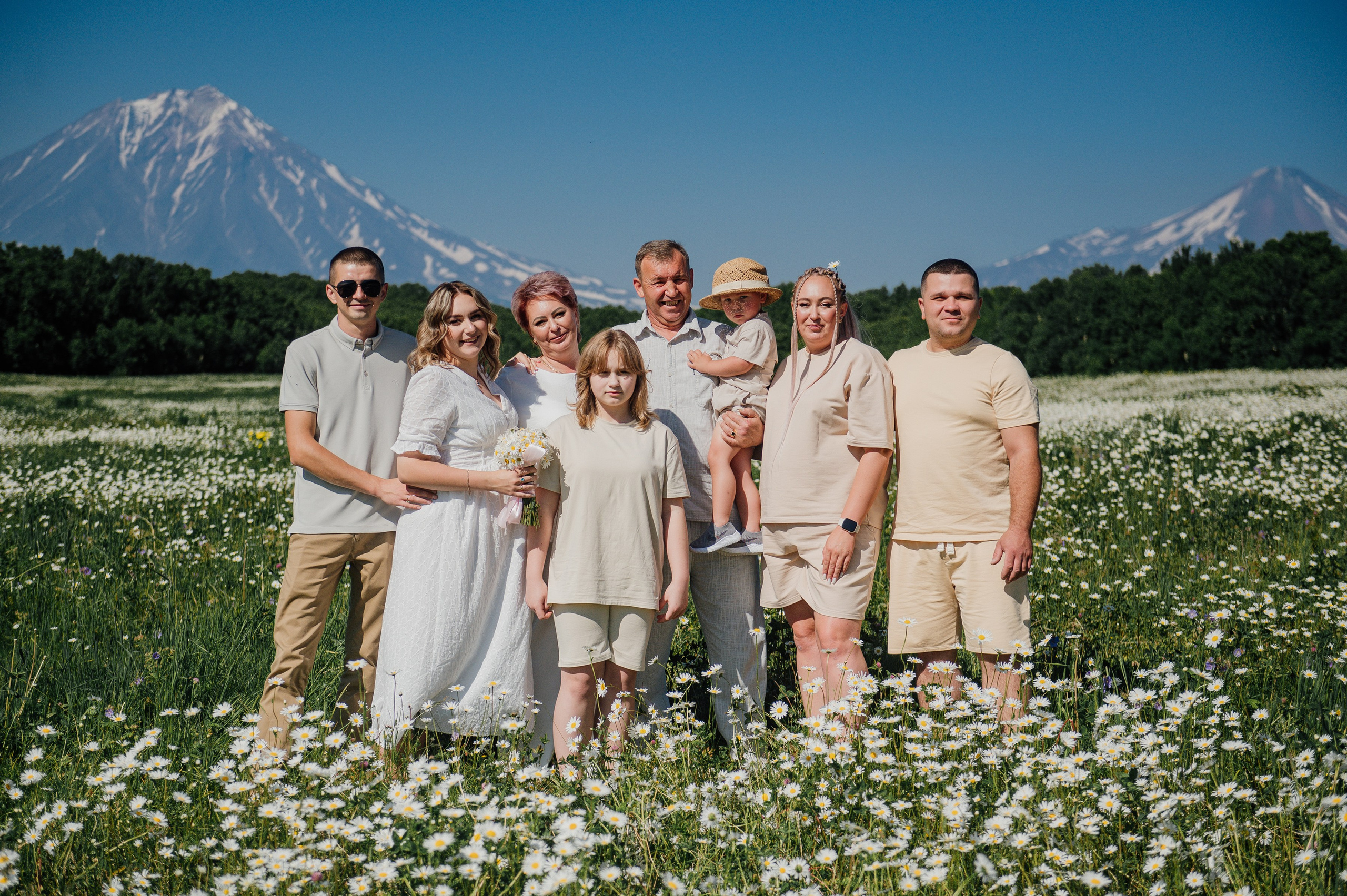 Большая семья в ромашках. Свадебный и семейный фотограф Камчатка. Фотограф Камчатка