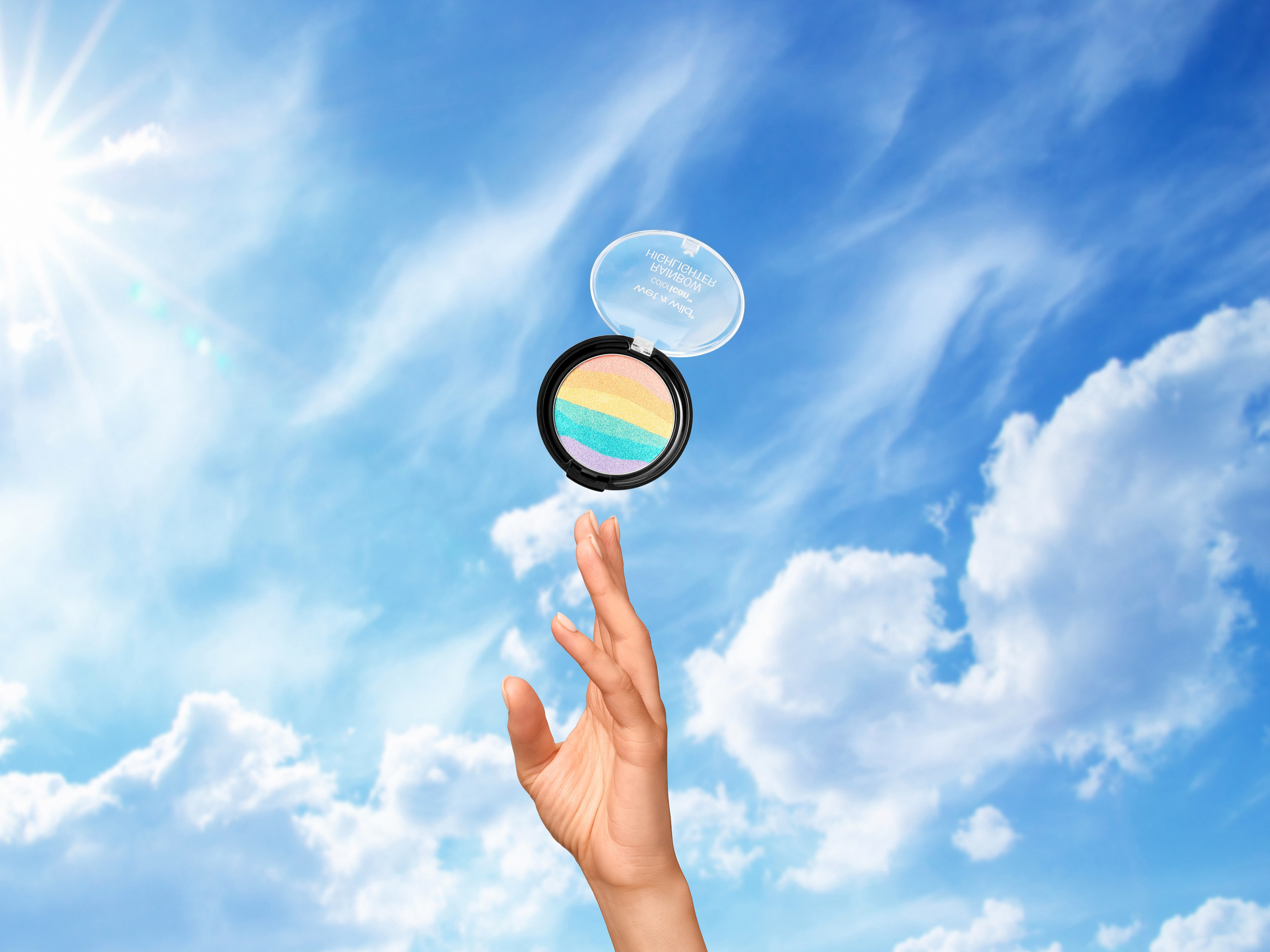 Рука девушки модели тянется к коробке румян на фоне неба 