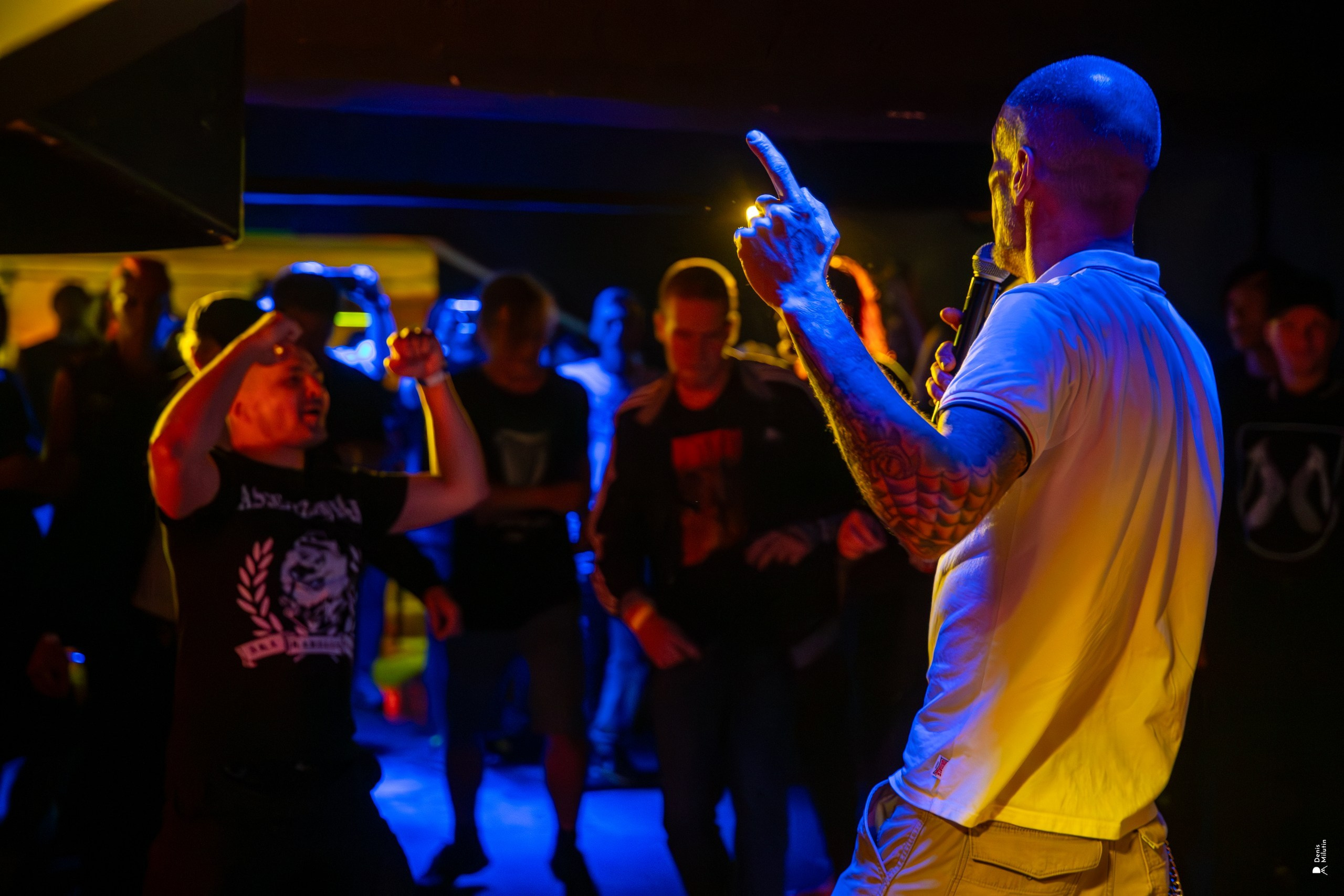 Панк рок концерт в клубе Рядом. Портретный фотограф Денис Милютин