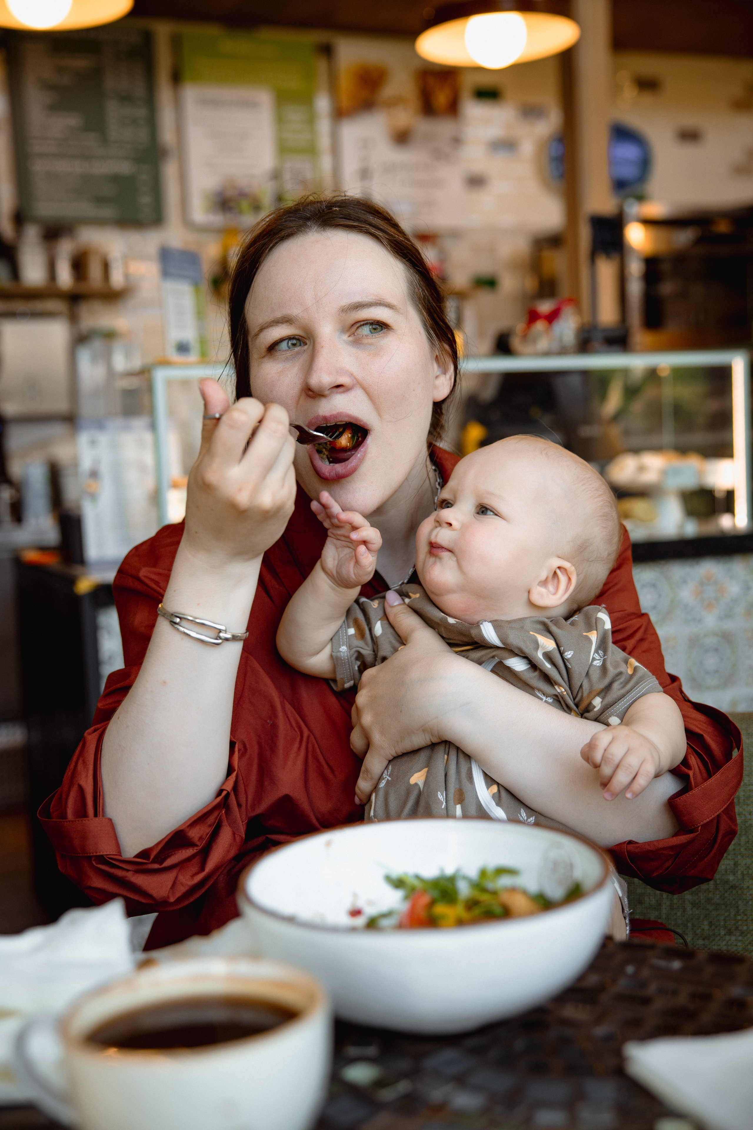 Настя с сыном у Alma-Mater. Ваш семейный newborn и lifestyle фотограф в СПБ Наталья Журавлева