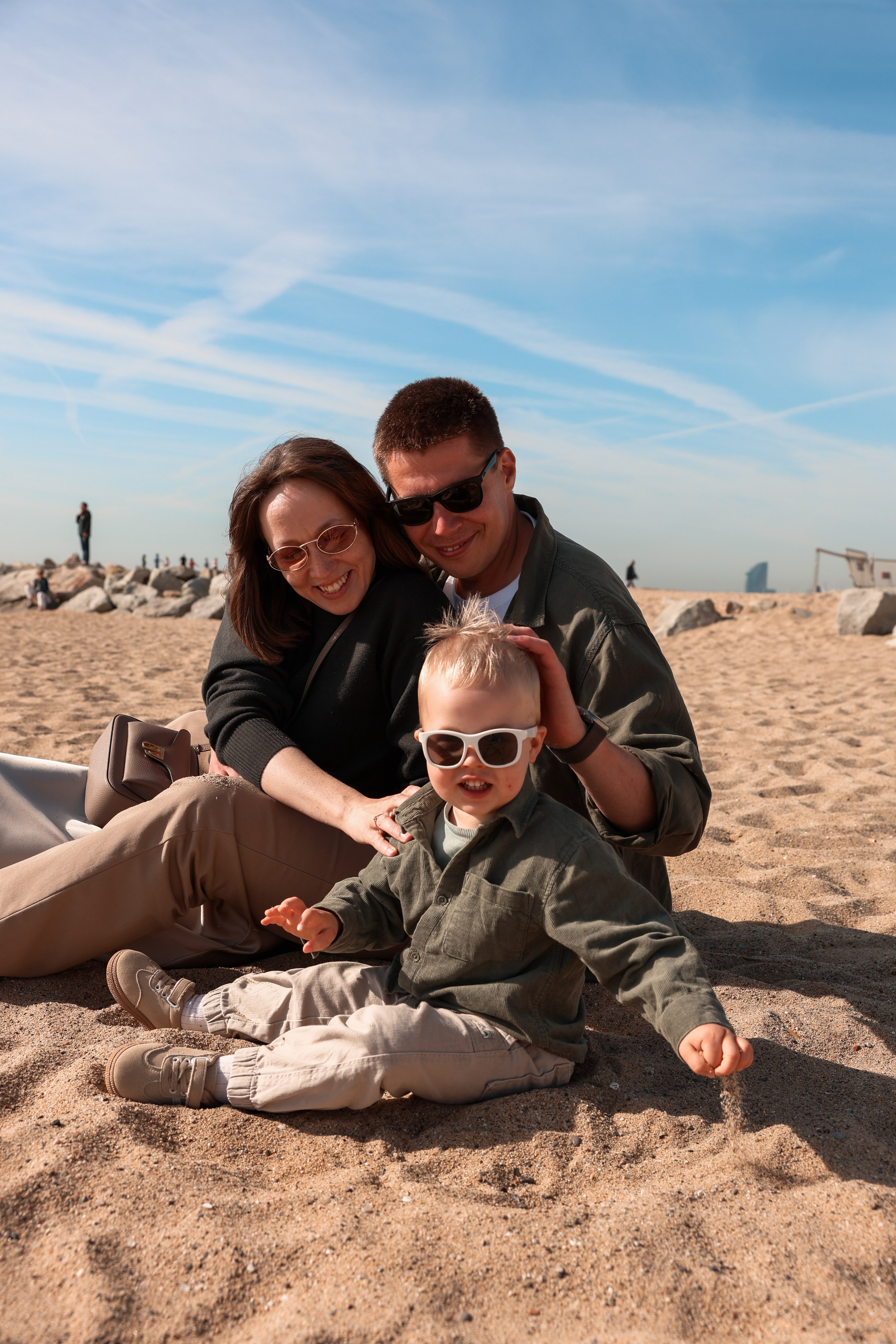 Seashore with a toddler. Natalia Zhuravleva|family, newborn, maternity photographer in Barcelona