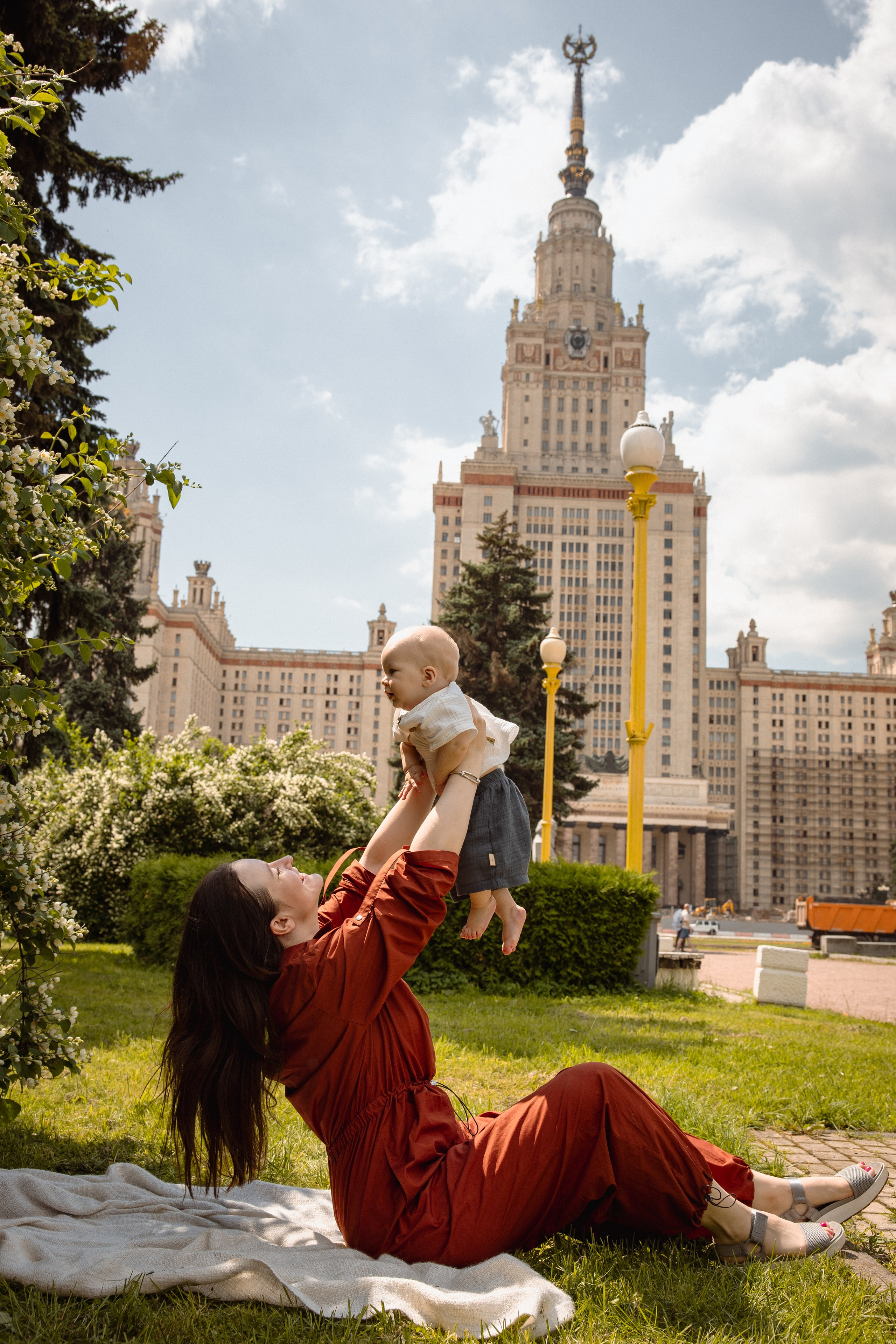 Настя с сыном у Alma-Mater. Ваш семейный newborn и lifestyle фотограф в СПБ Наталья Журавлева