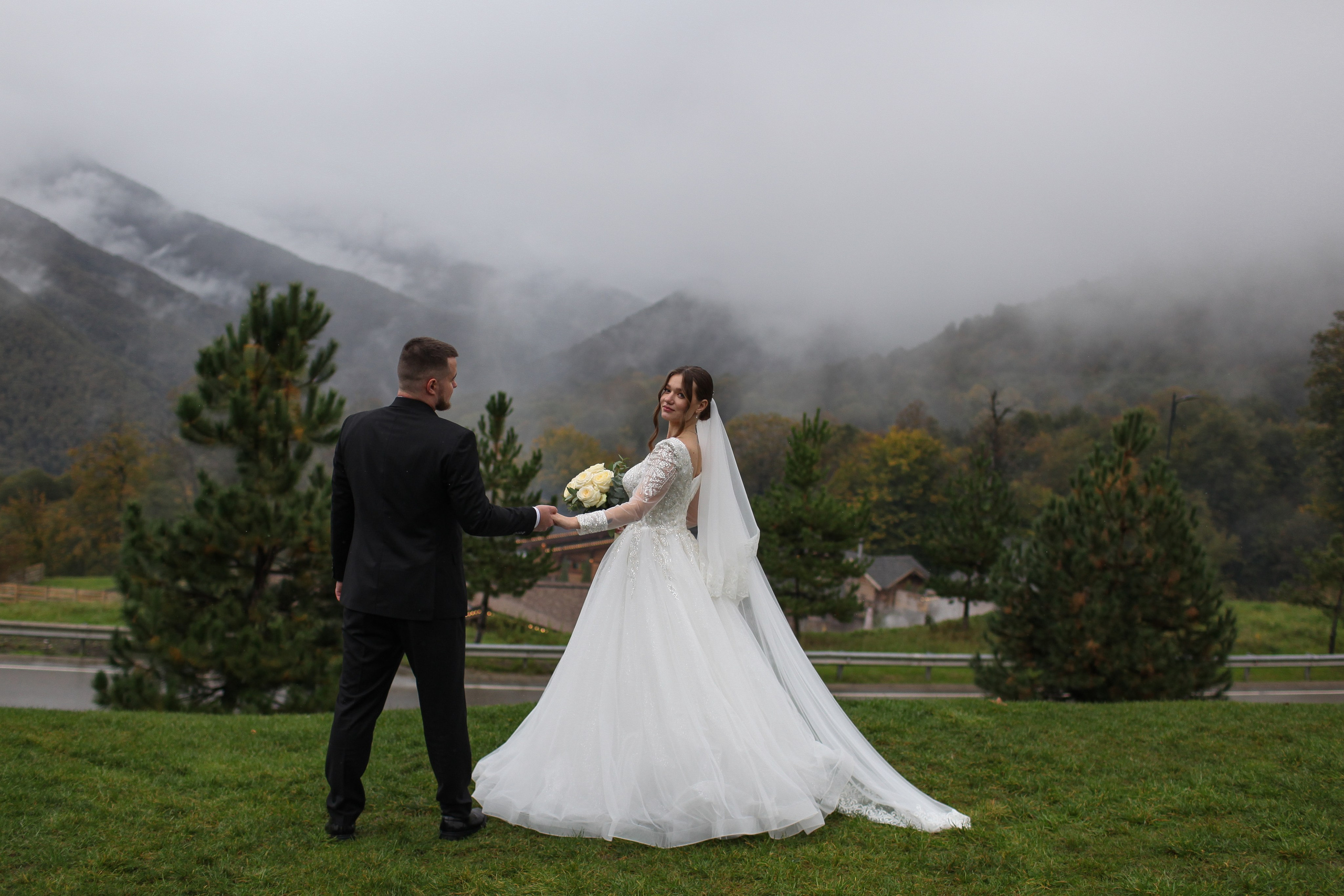 Фотосессия в горах в Сочи, свадебная фотосессия на фоне гор