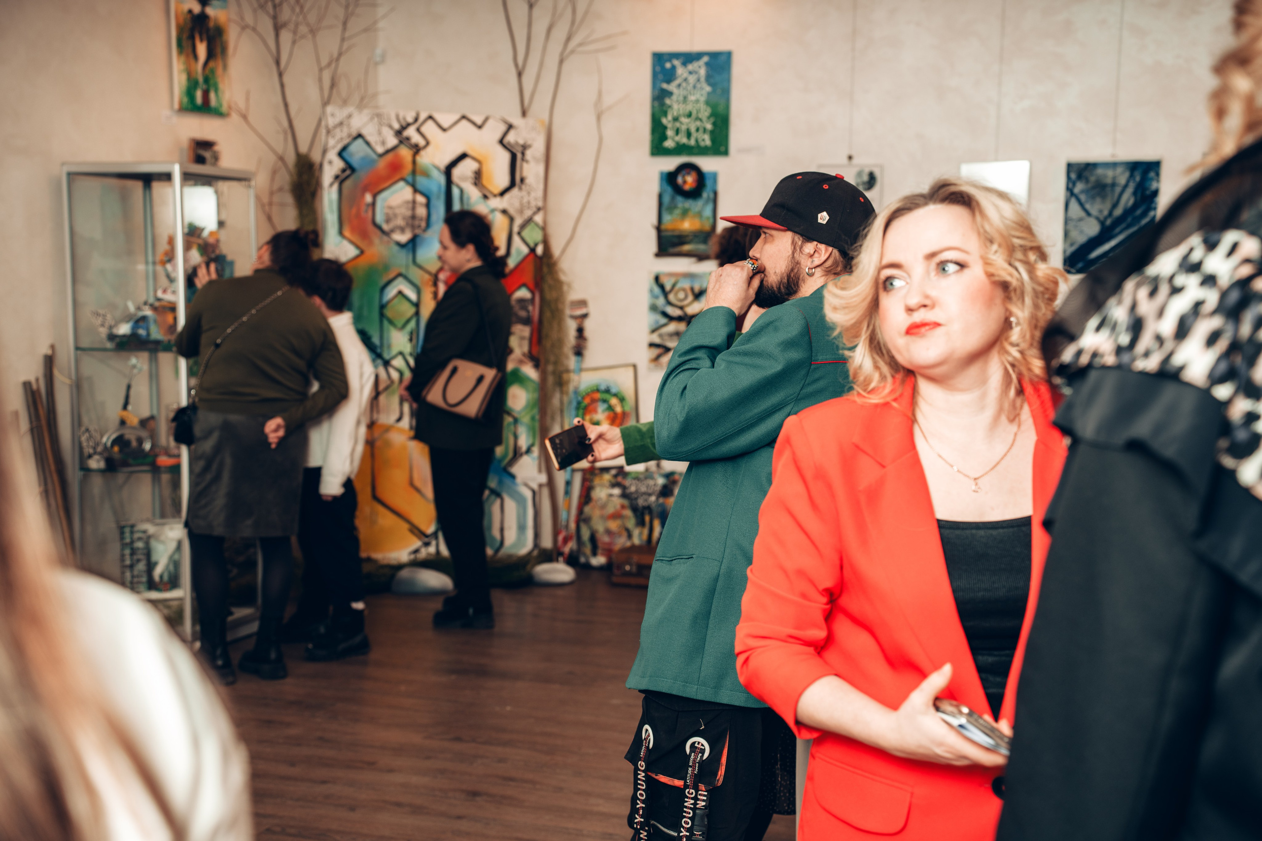 Открытие выставочного проекта «Я + Искусство = ЮГРА». Лайфстайл фотограф в Ханты-Мансийске Мария Шишкина