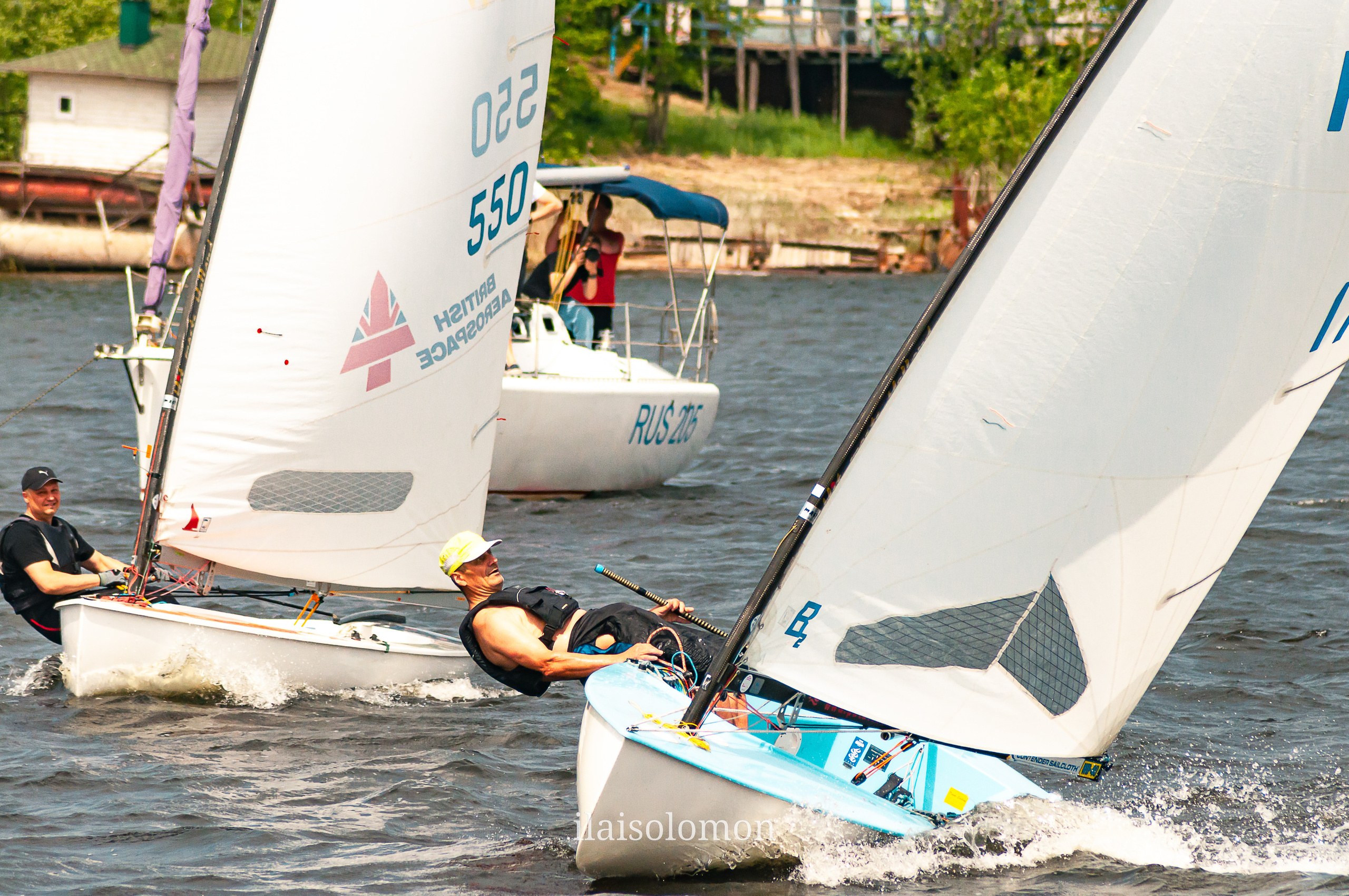 Две яхты приближаются во время гонки, вид с близкой дистанции.