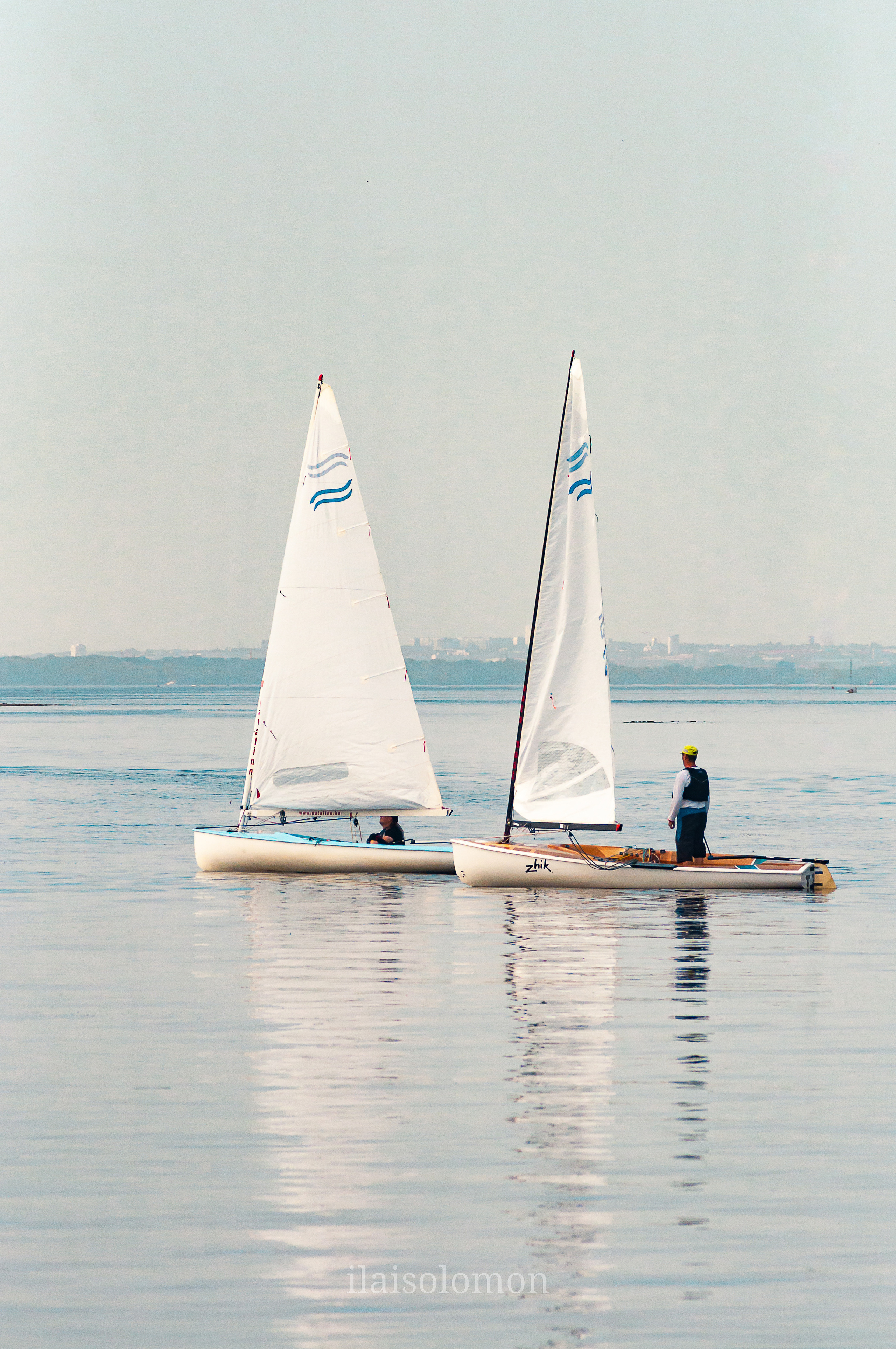 Две яхты у воды в ожидании старта, вдали берег реки Волги.