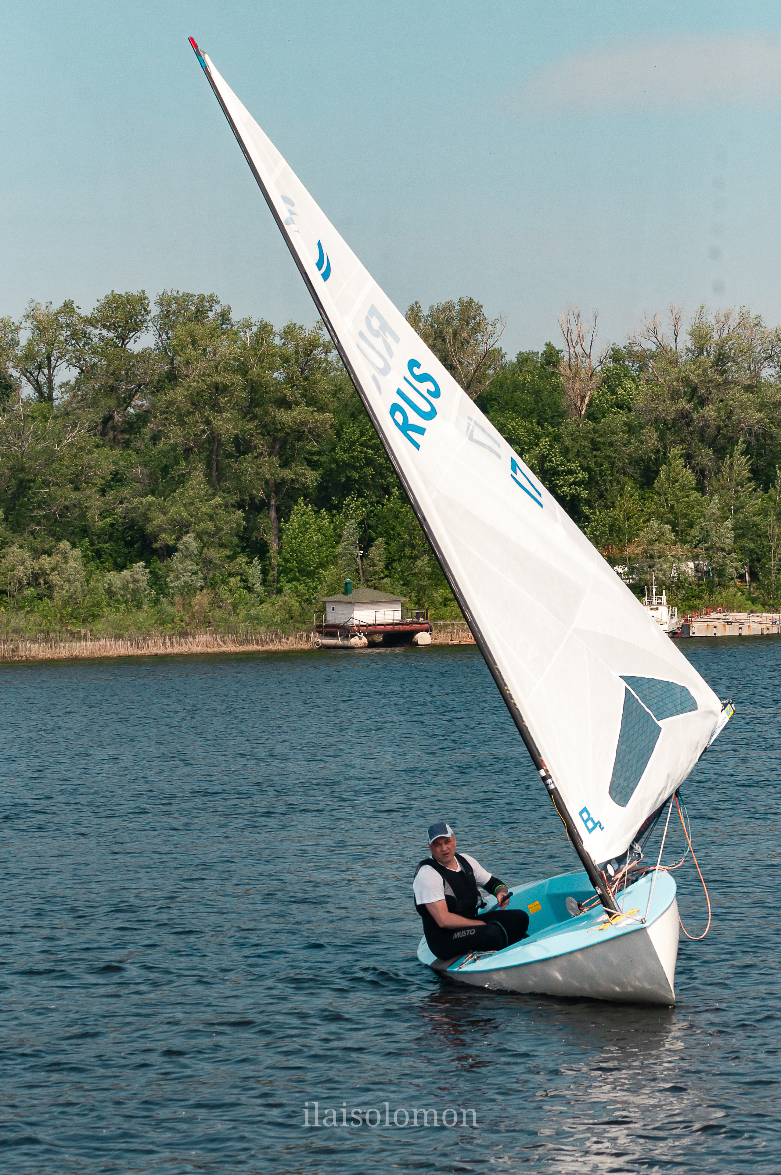 Участник готовится к обмену яхт в рамках соревнования.