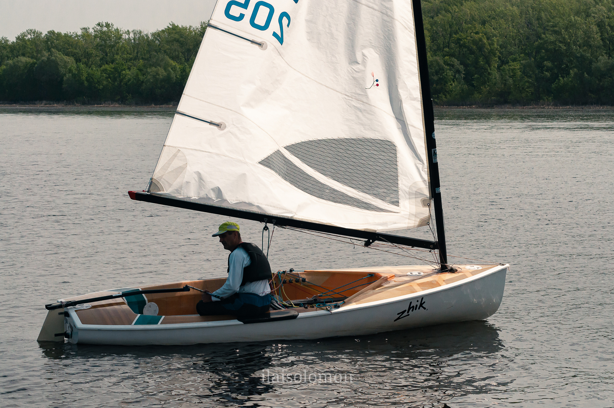 Участник на яхте движется мимо камеры, вид сбоку