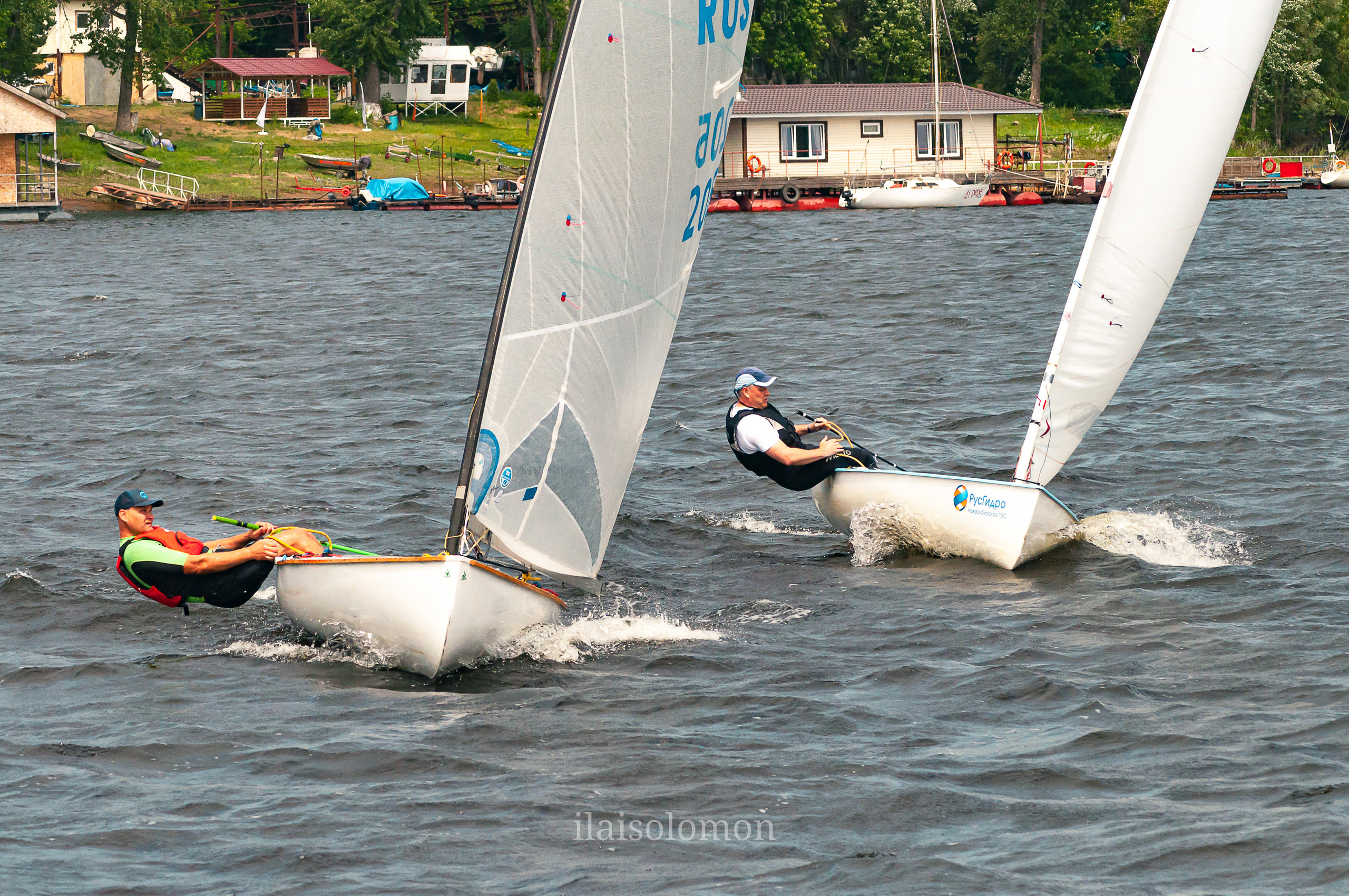Два участника идут на всех парусах к финишу, парусная регата на Волге.