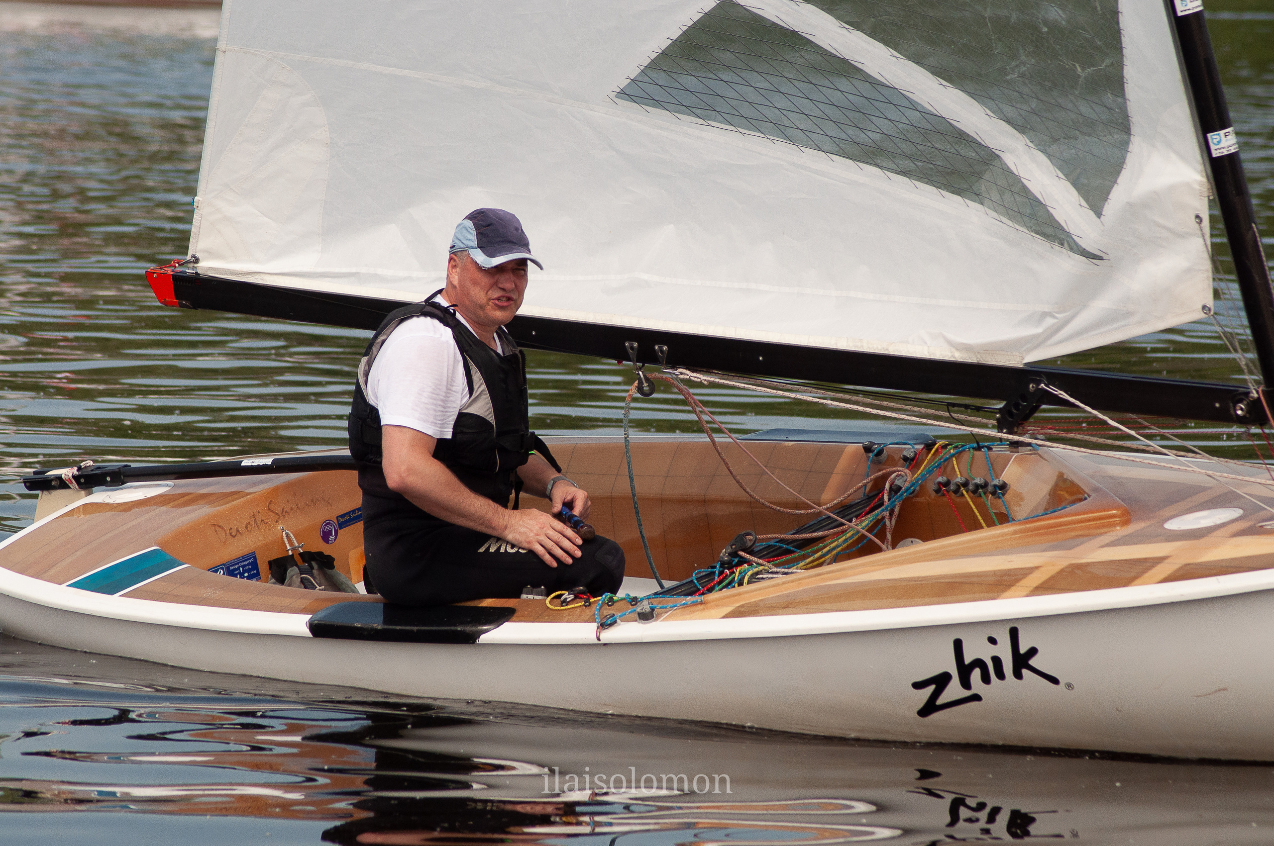 Яхта участника соревнования на переднем плане, вид вблизи.