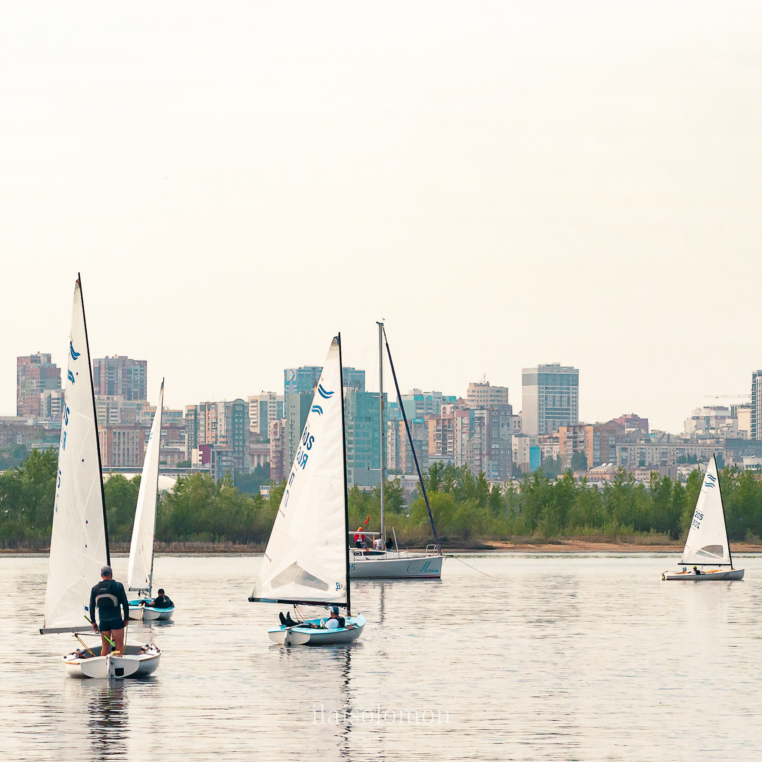 Яхты стоят у берега Самары в ожидании решения судей.