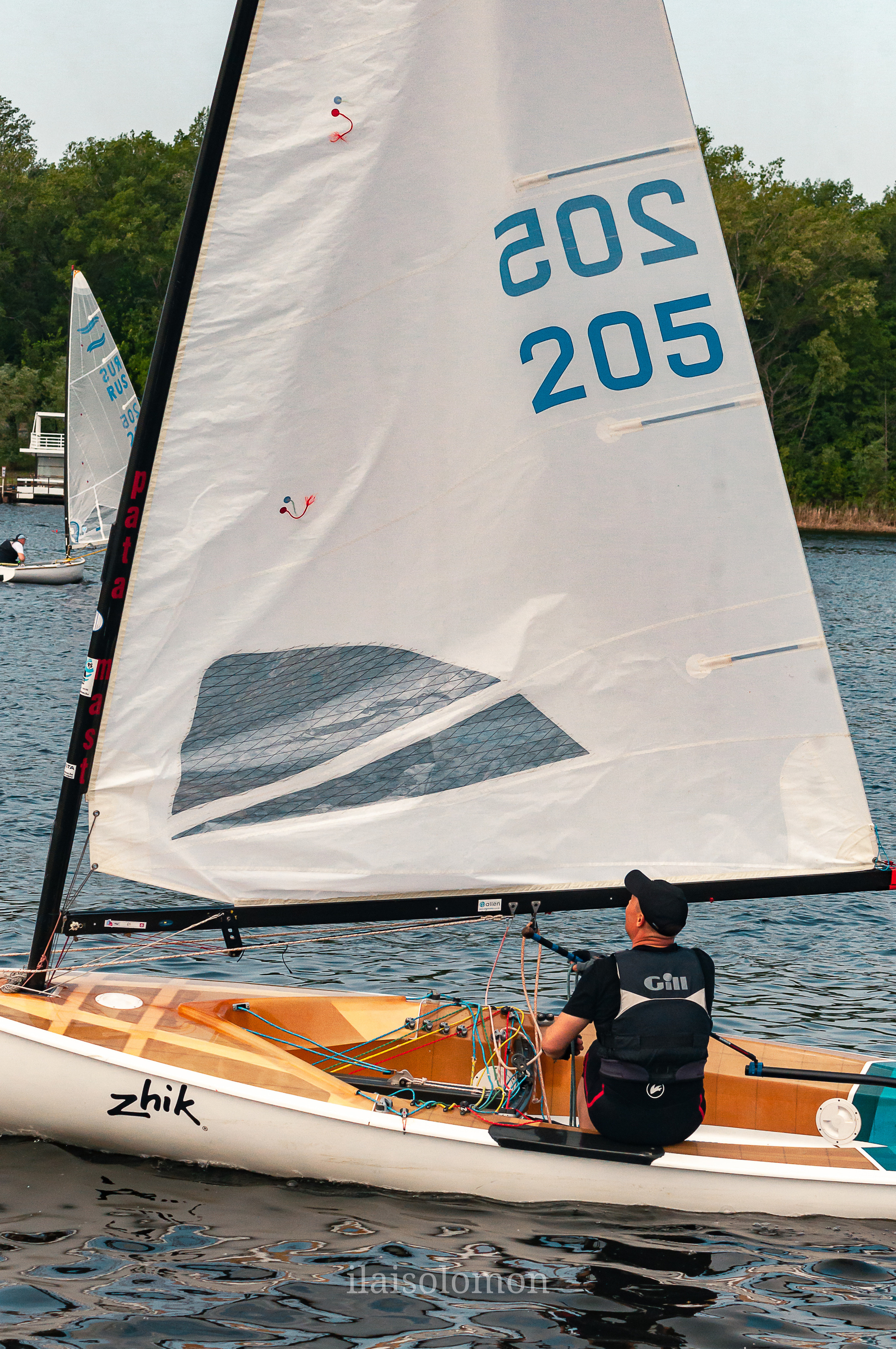 Участник соревнования на яхте проплывает рядом, крупный план