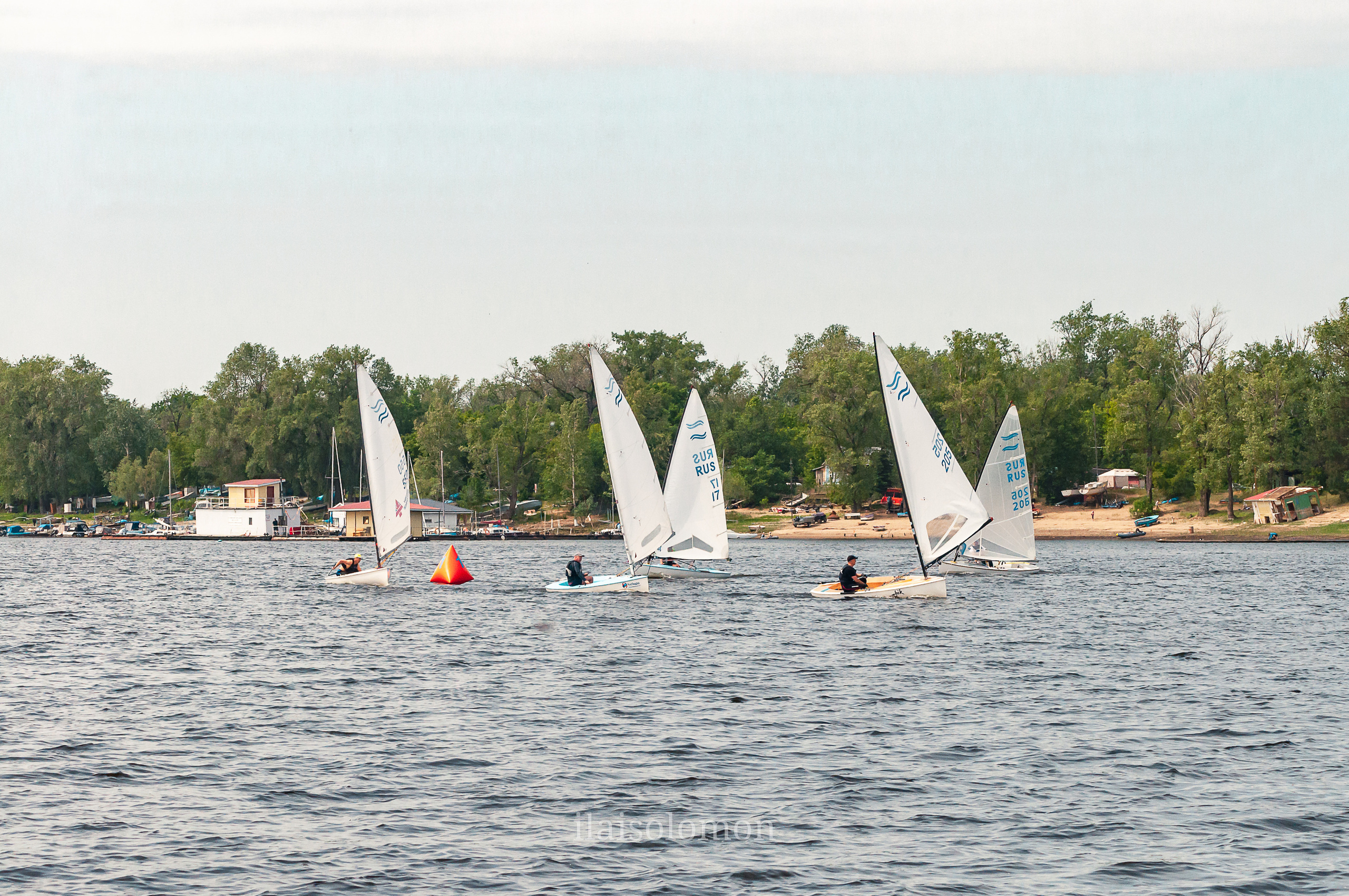 Пять яхт кружат у контрольного буя, готовясь вернуться к стартовой линии.