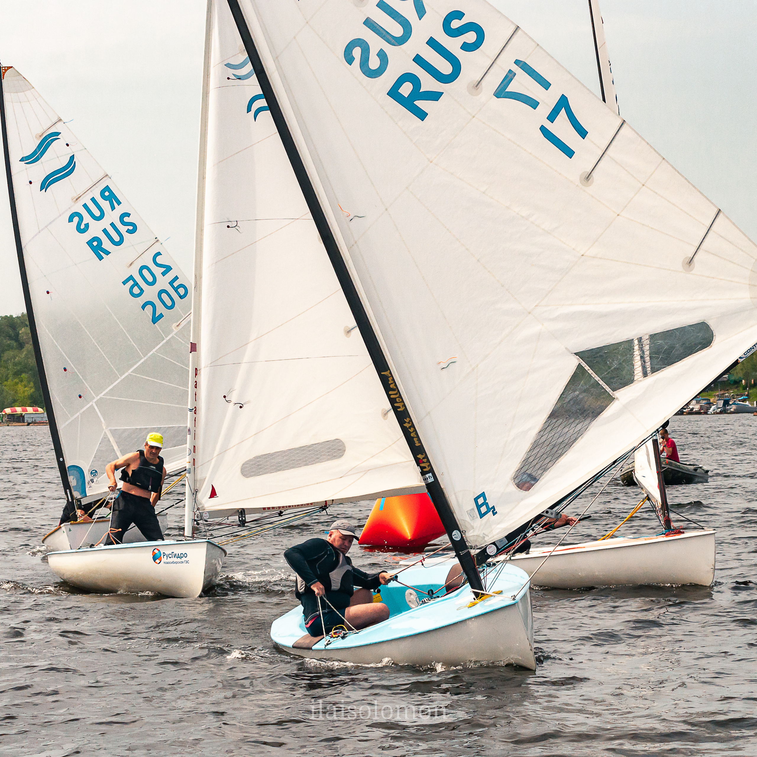 Несколько яхт борются за лидерство, приближенный кадр гонки,