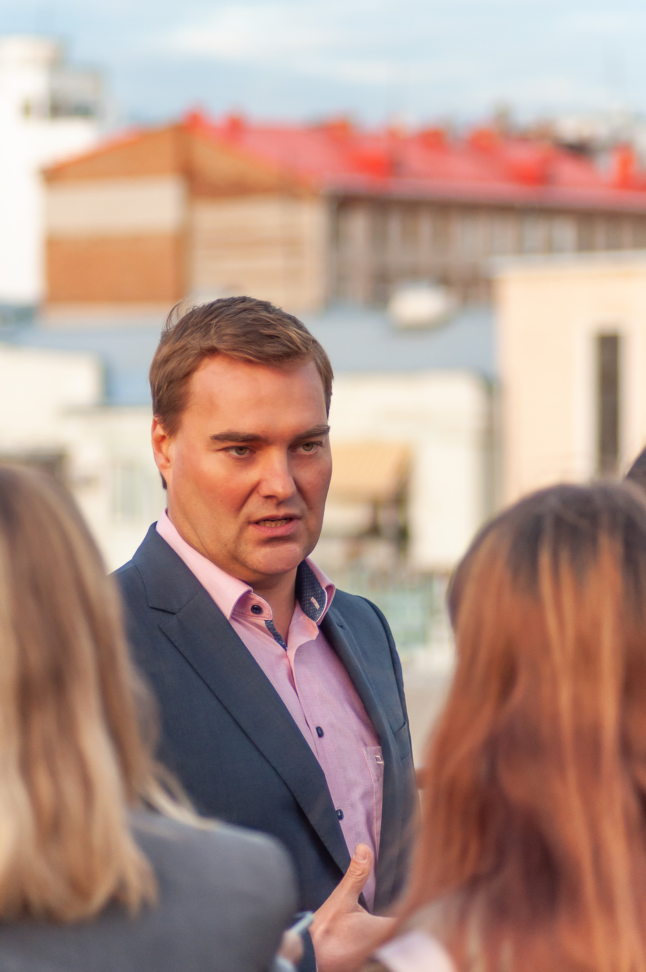 Евгений Хохлов, художественный руководитель Самарского театра оперы и балета, даёт интервью СМИ. Официальное мероприятие, культурные новости Самары.