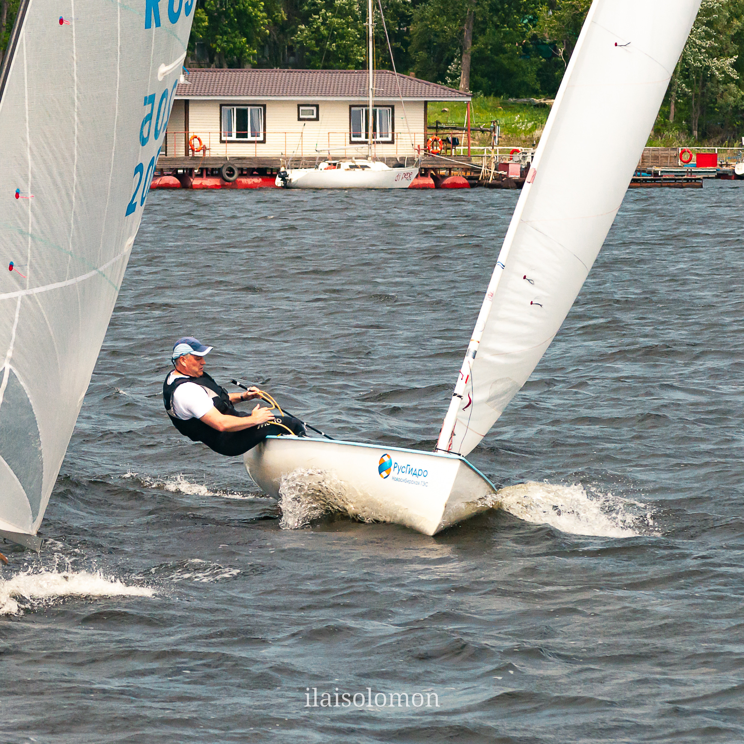 Спортивная регата на Волге — начало гонки, парусные лодки на фоне песчаного берега