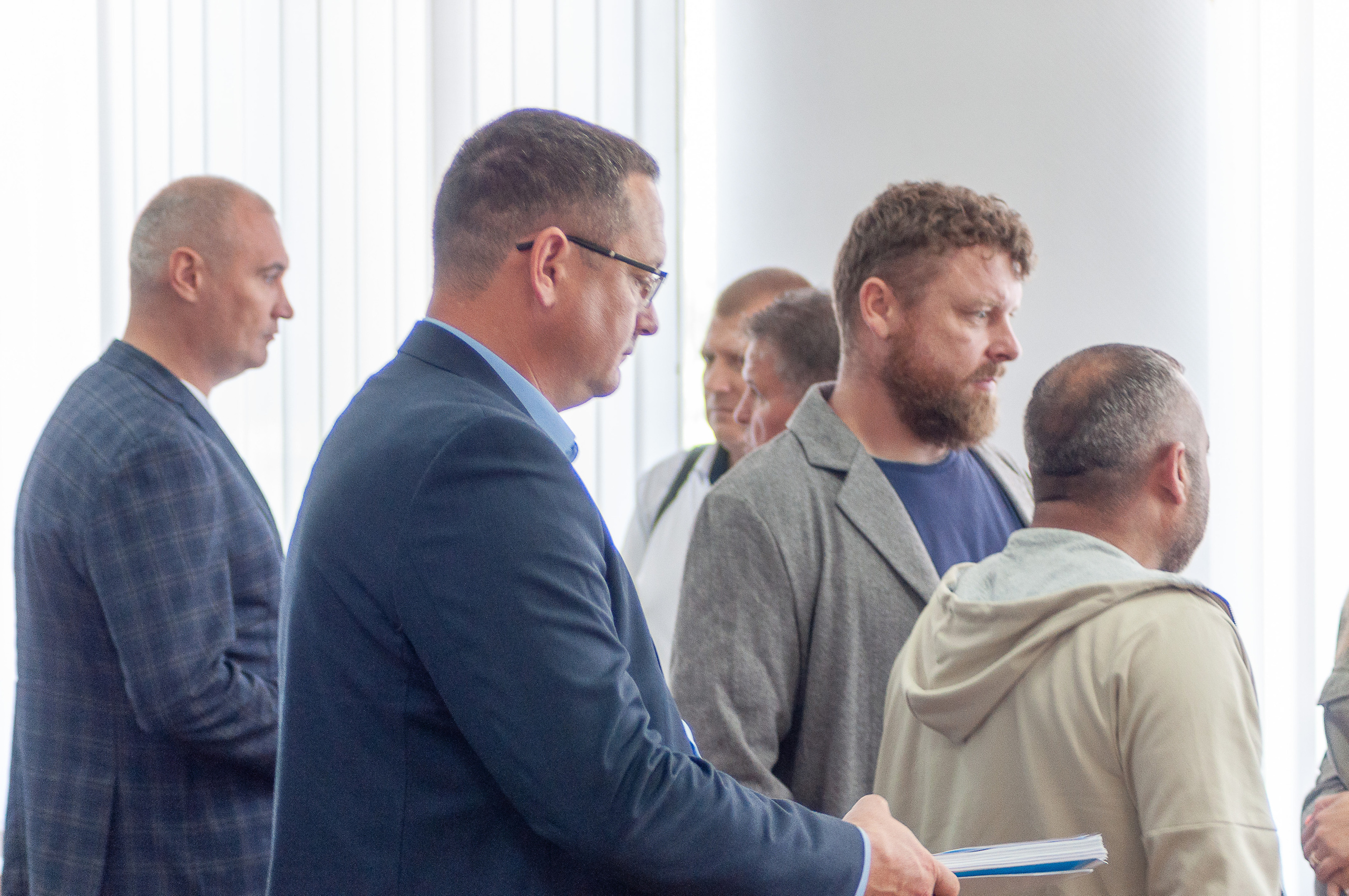 Участники конференции общаются в неформальной обстановке между сессиями мероприятия.