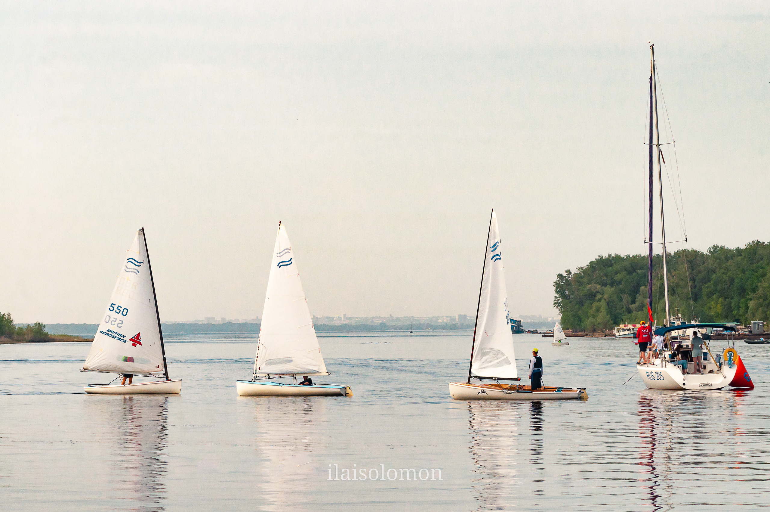 Профессиональная фотосъемка парусной регаты на Волге, спортивное мероприятие, яхты и спортсмены на воде