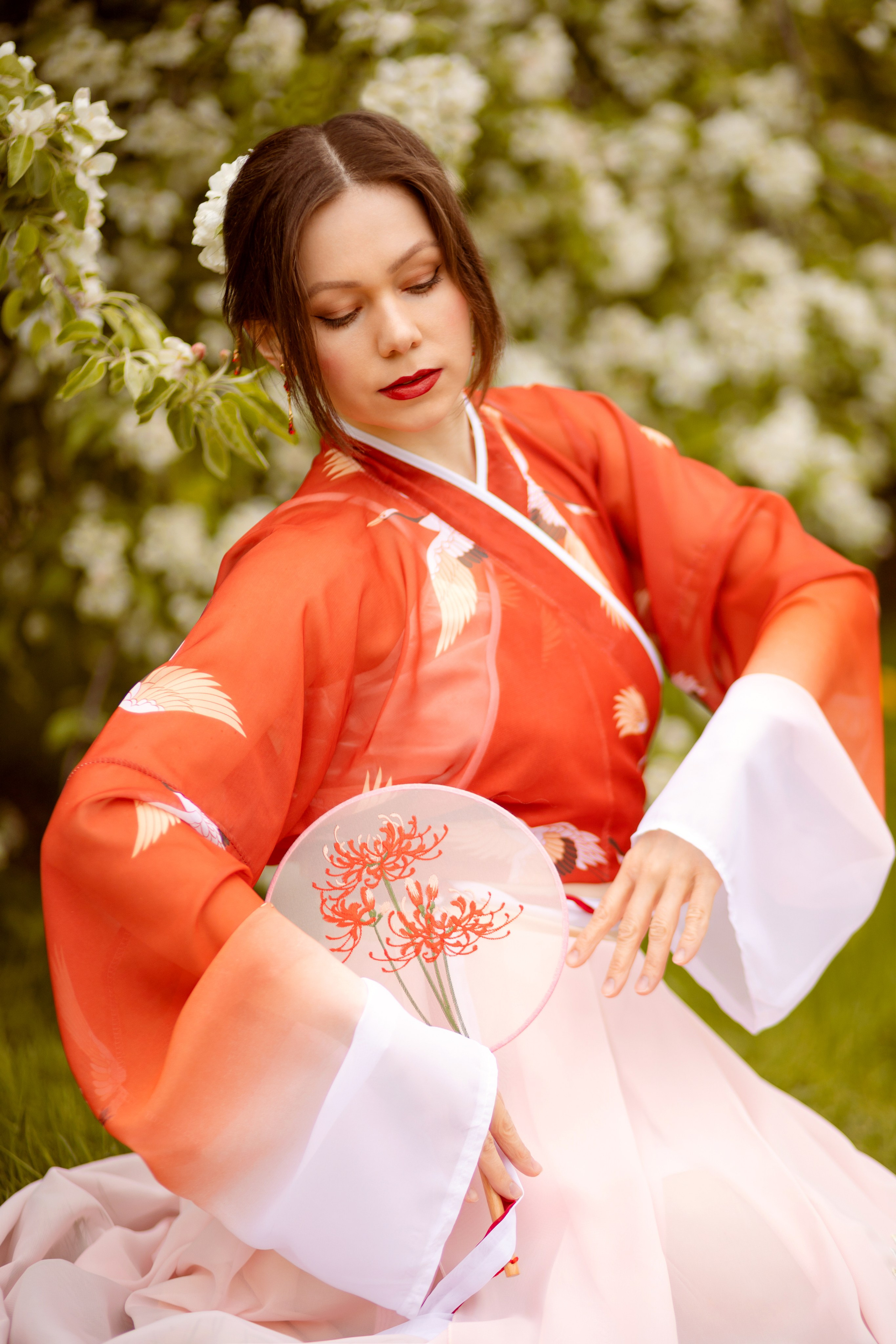 девушка в красном платье Хань Фу и прозрачным веером в руке