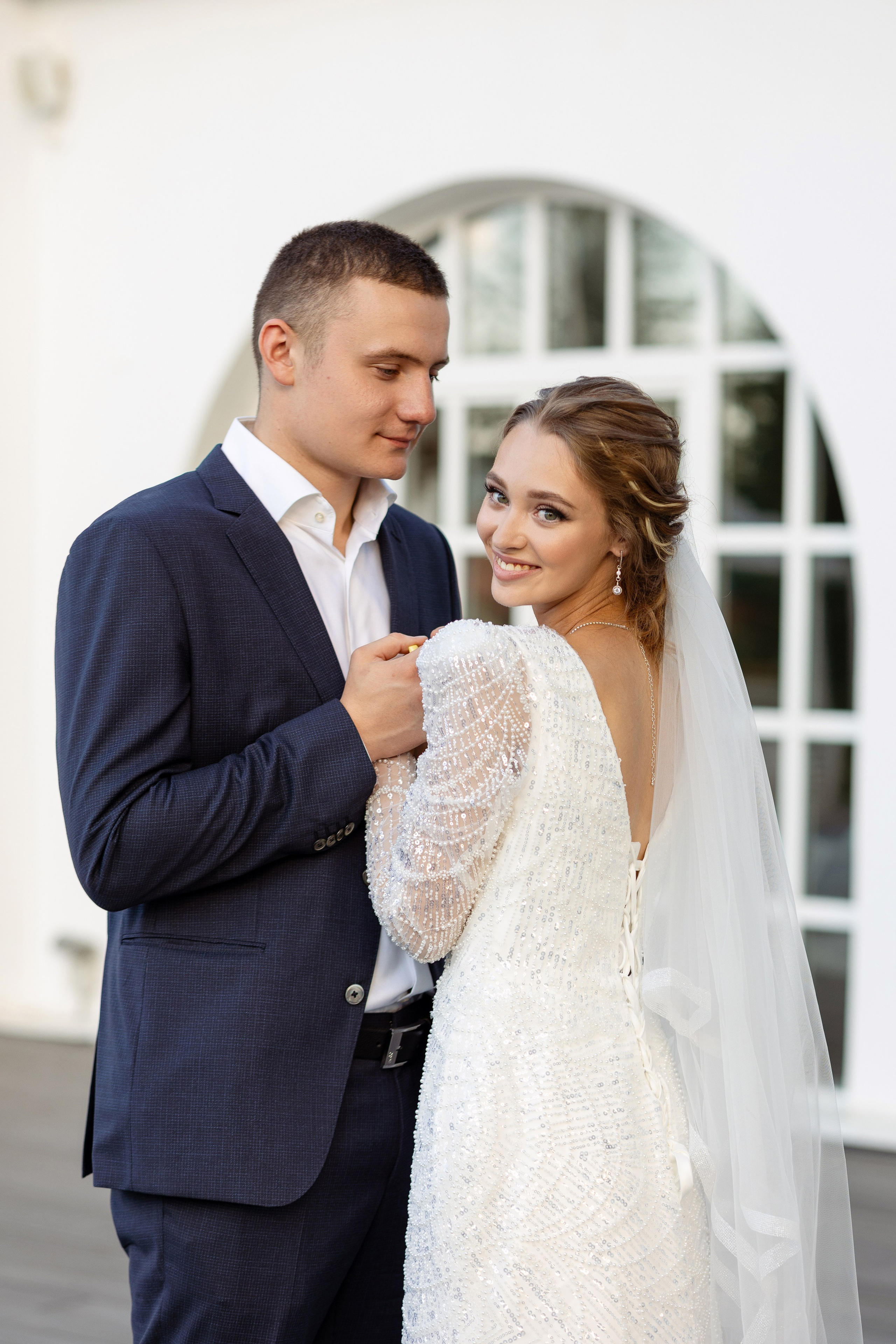 Еще одна фотография молодых и арочного окна.