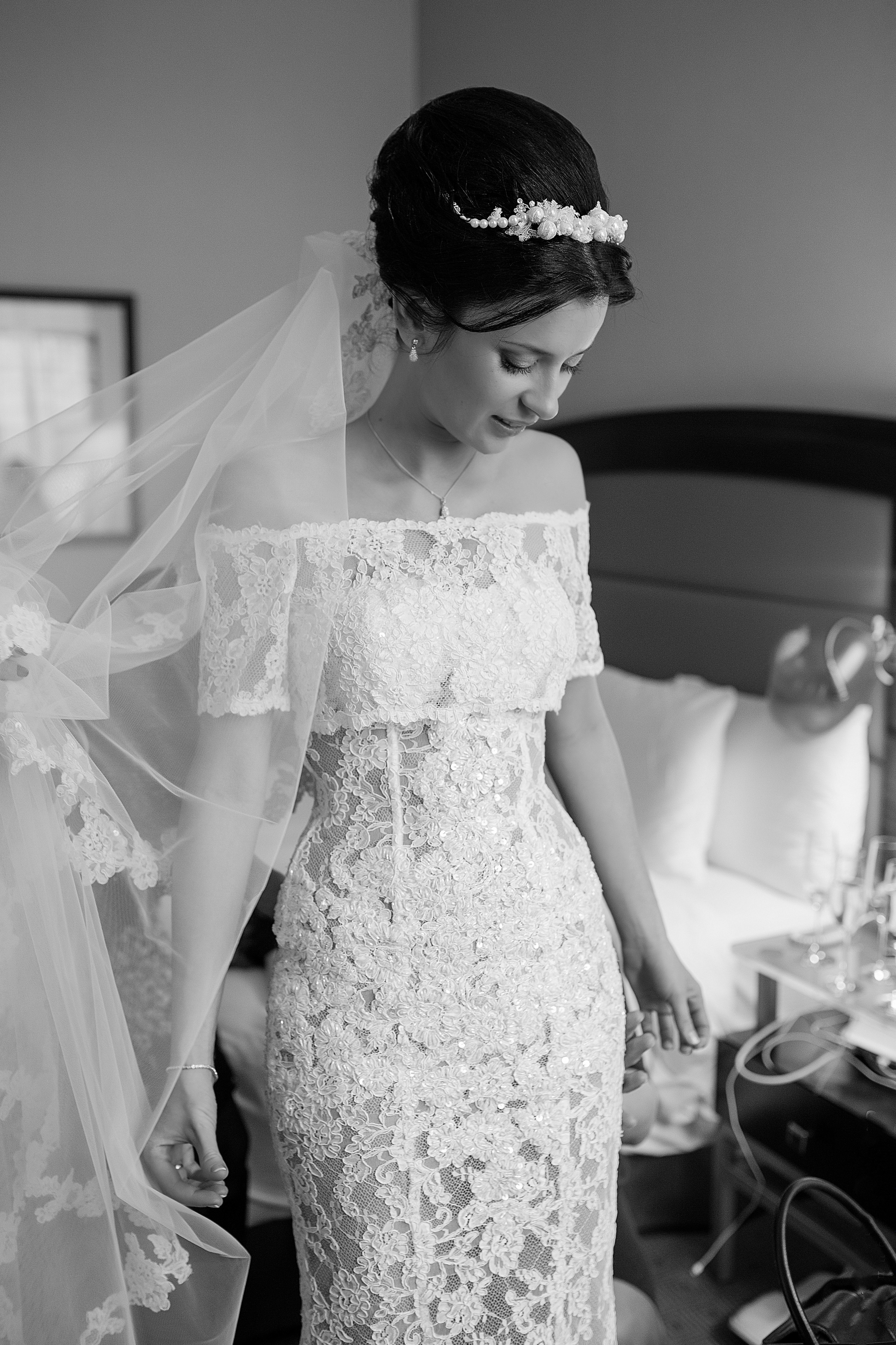 Невеста готовиться к свадьбе поправляя свадебную фату