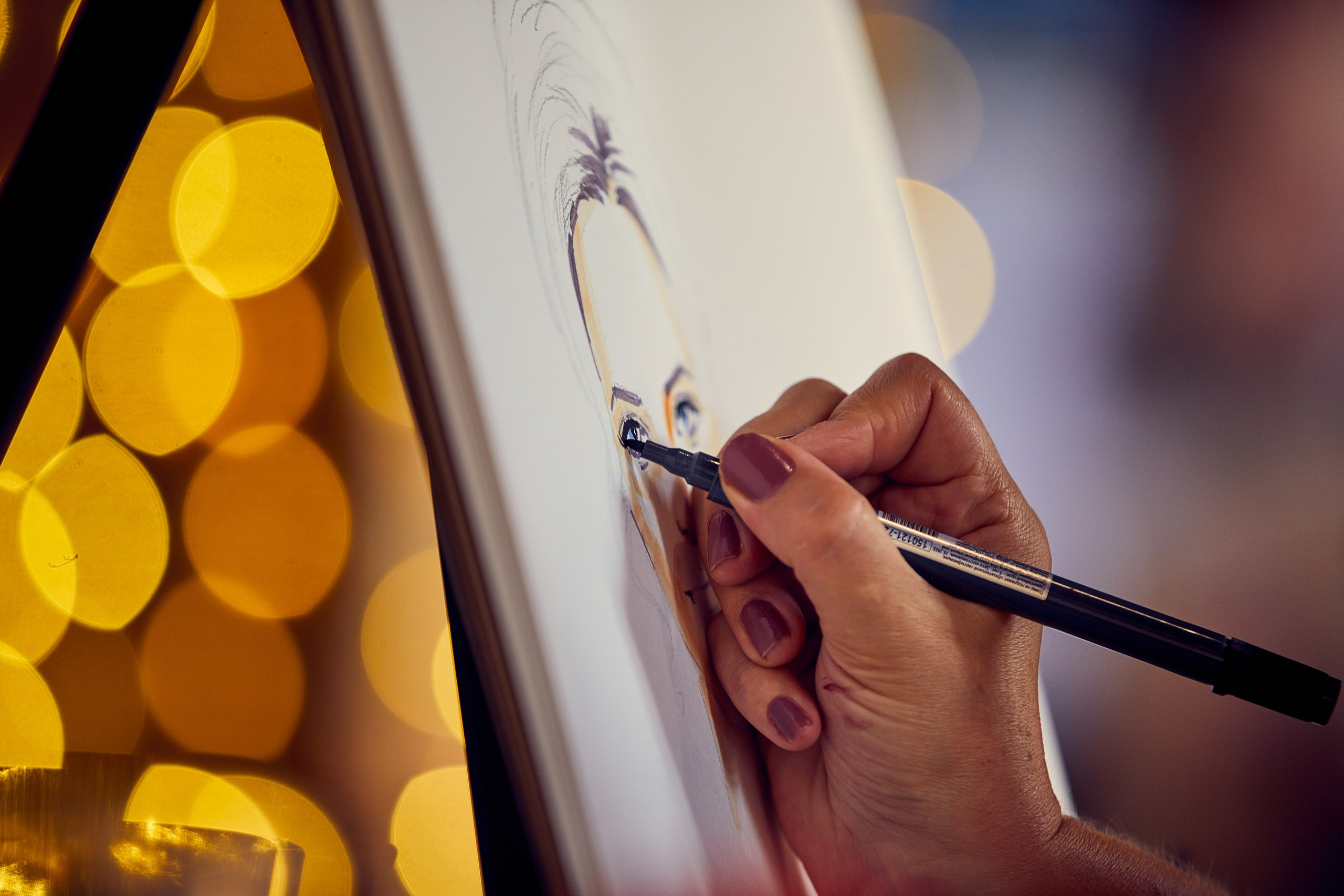 kogan.studio -  рука художника пишет портрет