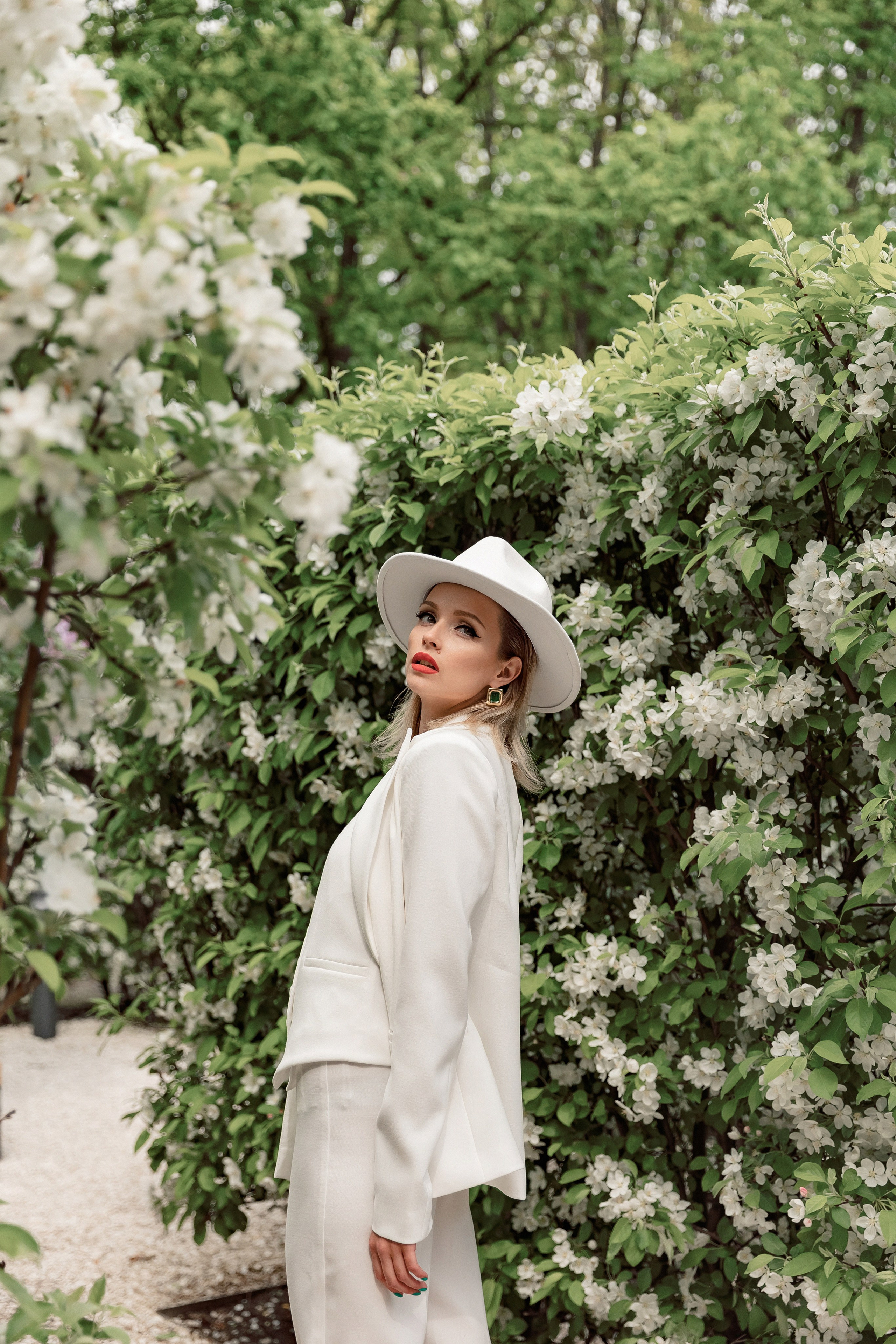 Портретная фотосессия Даши среди яблонь. Свадебный фотограф Москва