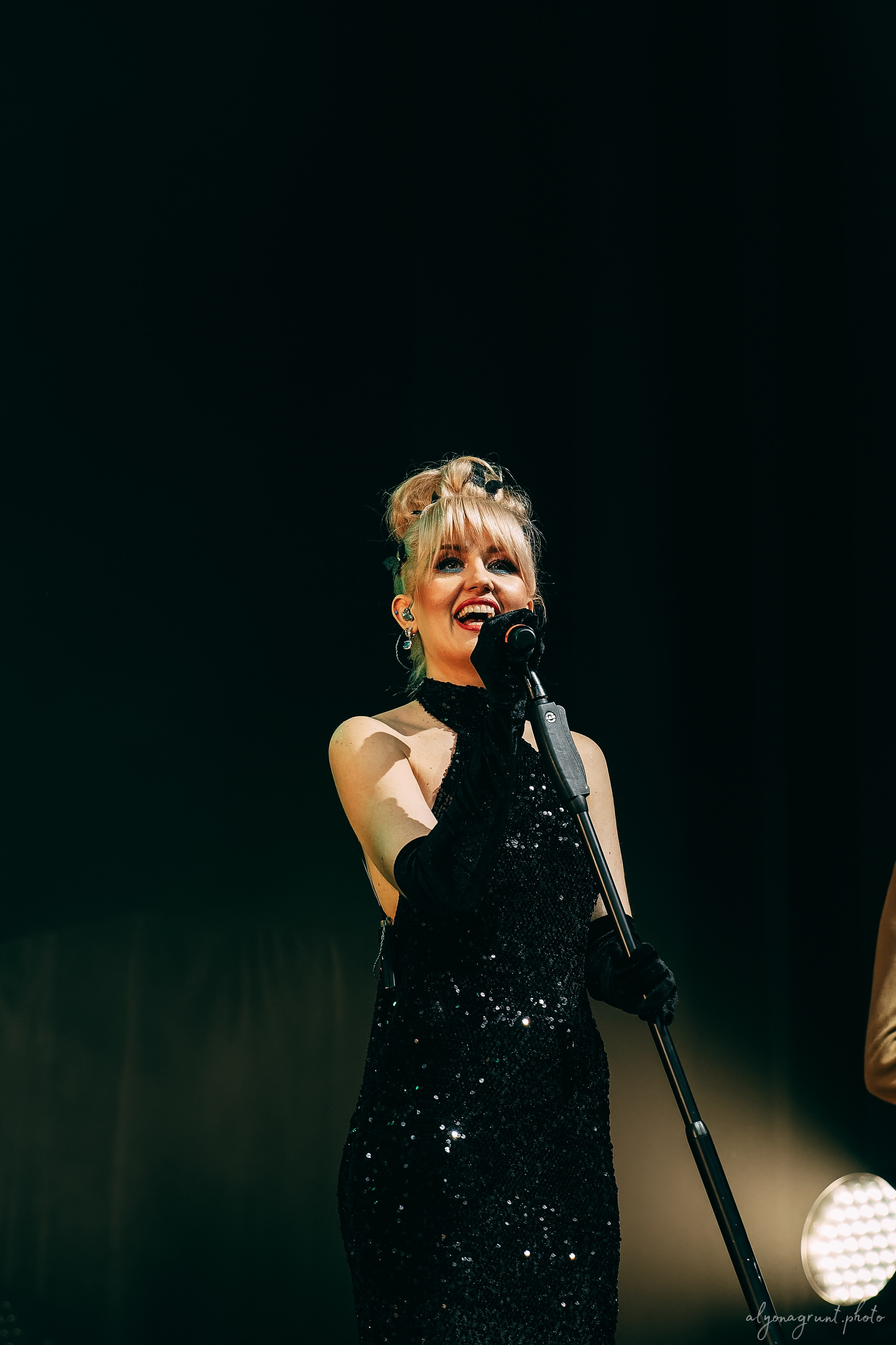 ВИА Велюр, фоторепортаж, СПб, BASE, 14.12.2025. Алена Адрианова: фотограф в Санкт-Петербурге