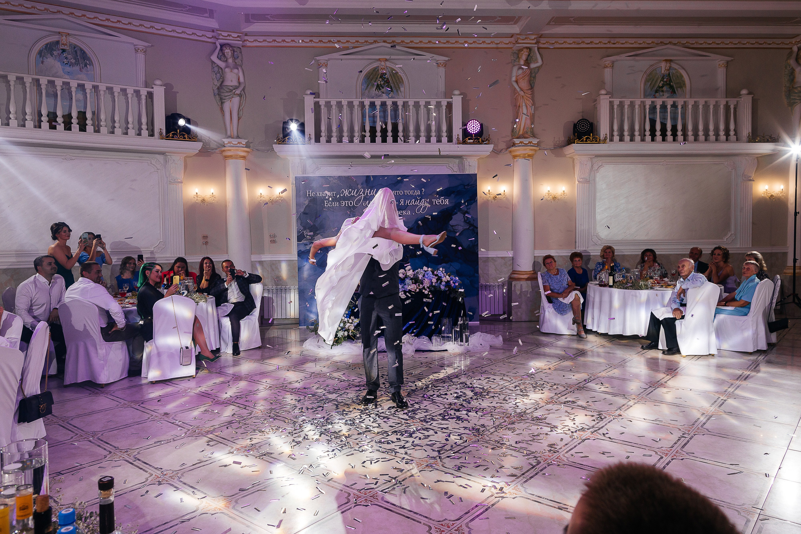 Стильная фотосессия пары в интерьерах ресторана. Олег Сверчков | Свадебный фотограф Вологда