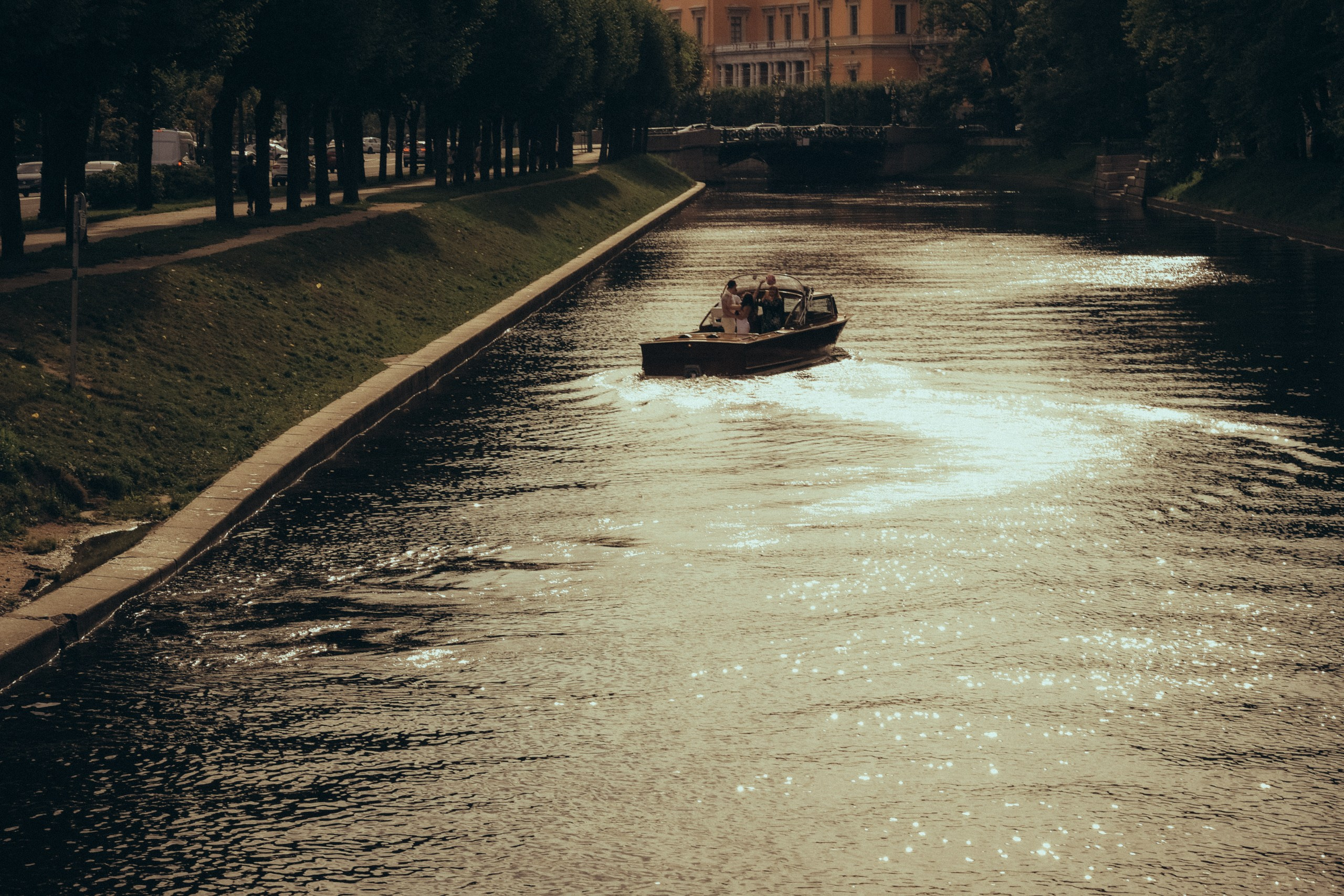 СВАДЕНБНАЯ СЬЕМКА НА КАТЕРЕ ПО КАНАЛАМ САНКТ-ПЕТЕРБУРГА И В АКВАТОРИИ НЕВЫ. Профессиональный фотограф, Санкт-Петербург — Виктория Богомолова