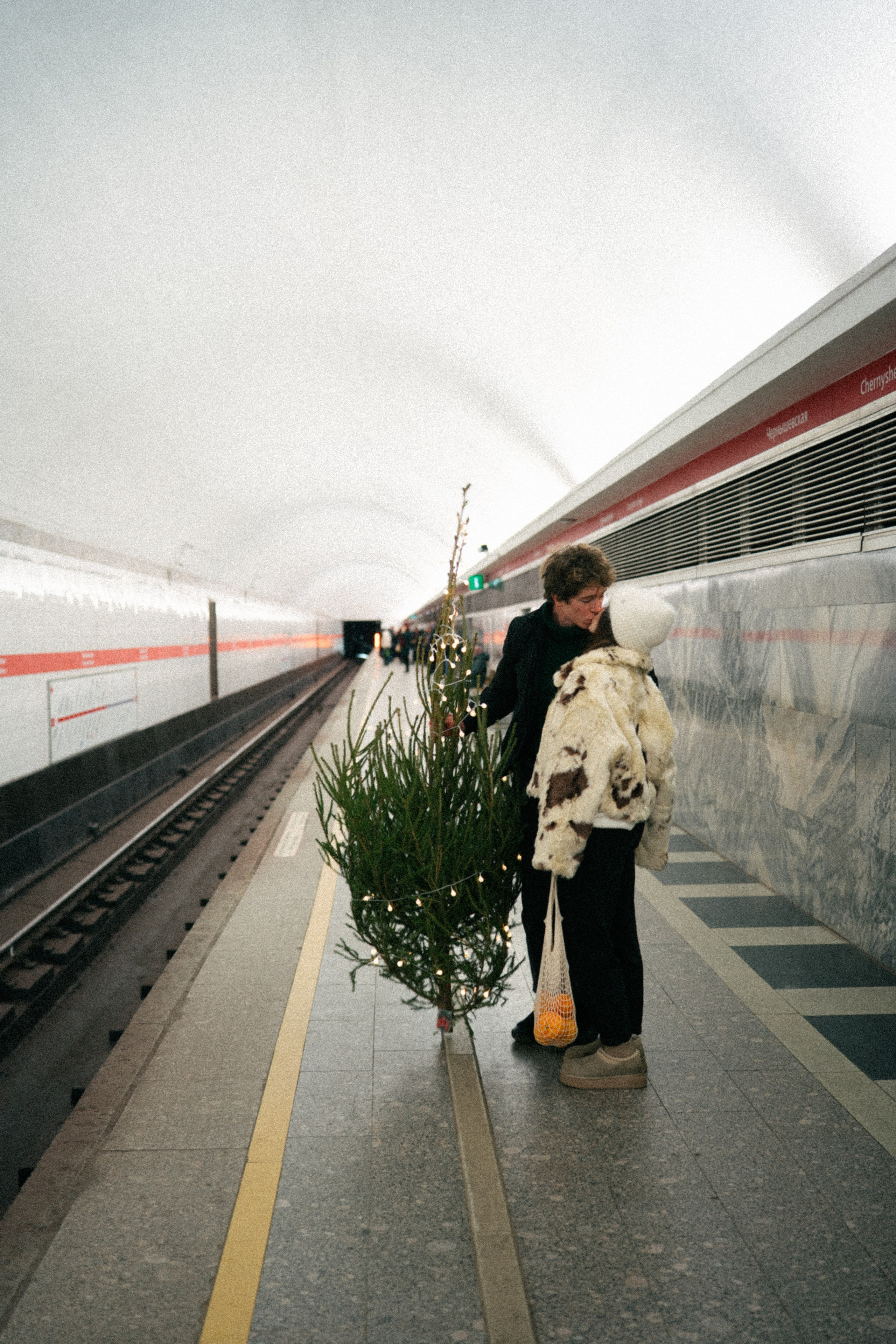 НОВОГОДНЯЯ ПРОГУЛКА ПАРЫ ПО ЧЕРНЫШЕВСКОЙ ПЕРЕД НОВЫМ ГОДОМ. Профессиональный фотограф, Санкт-Петербург — Виктория Богомолова