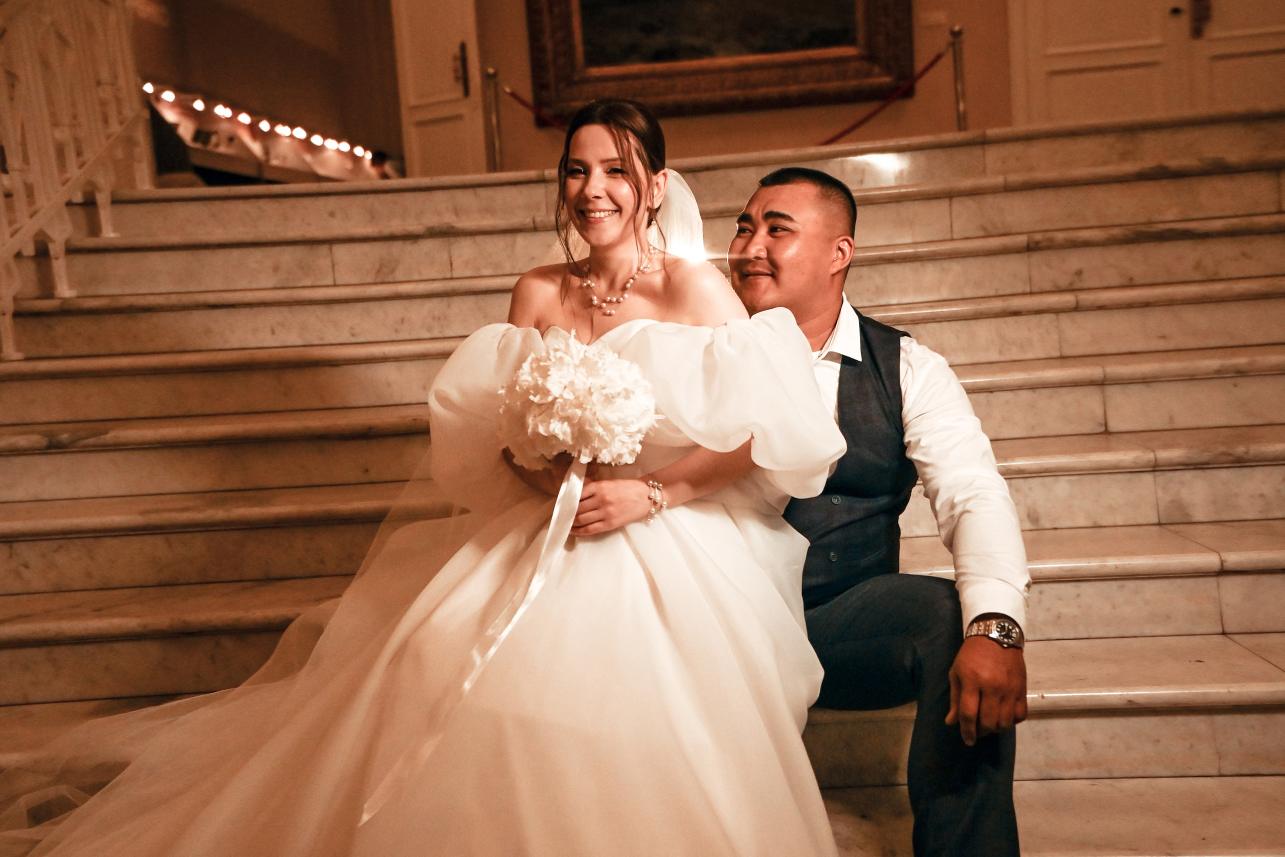 Небольшая свадебная серия в музее и прогулкой под дождем Эльмиры и Ризата. Свадебный, семейный, детский, контент фотограф в Омске Максим Ильин