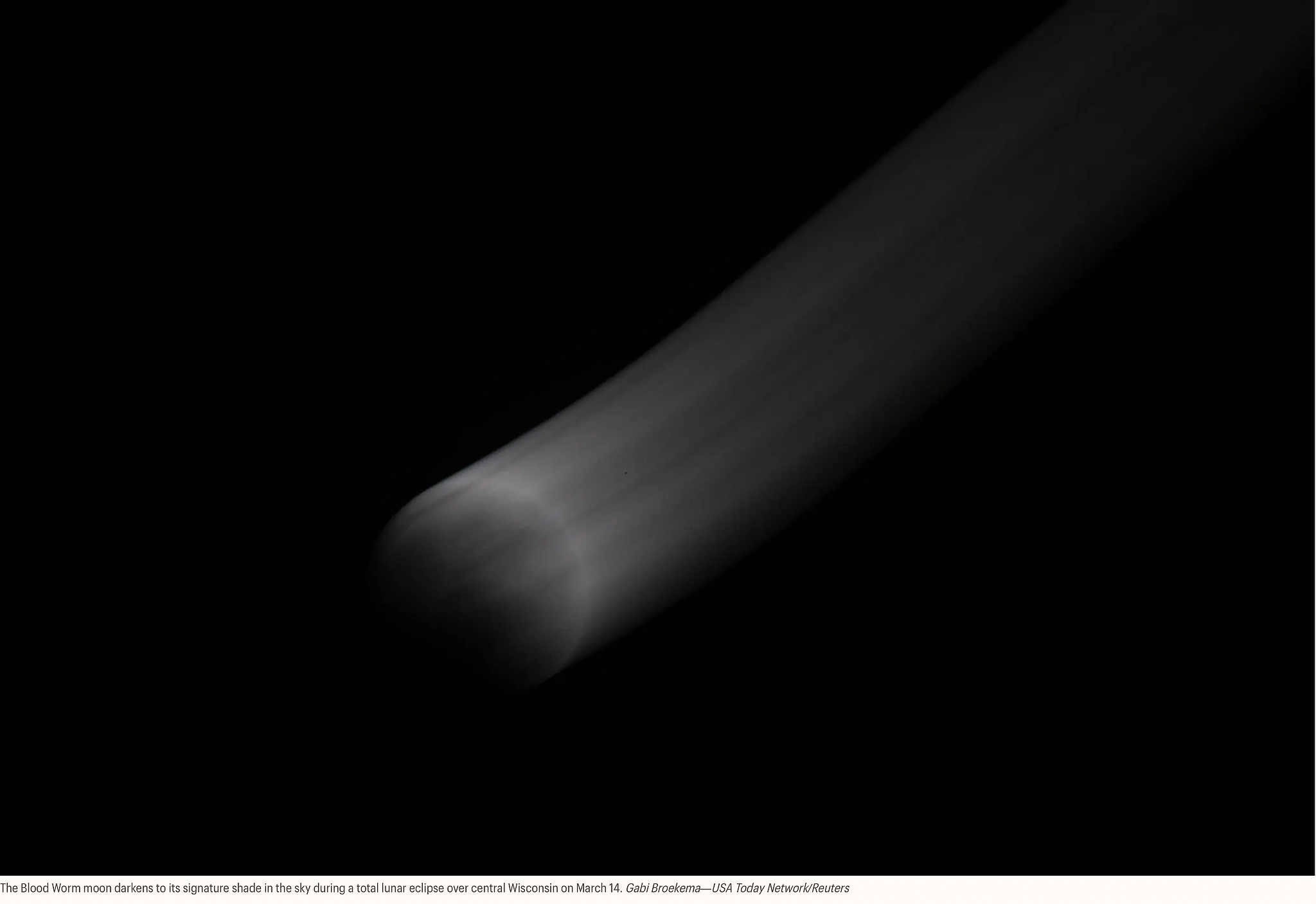 Луна Кровавый Червь приобретает свой характерный оттенок на небе во время полного лунного затмения над центральным Висконсином 14 марта. Габи Брукема — USA Today Network/Reuters