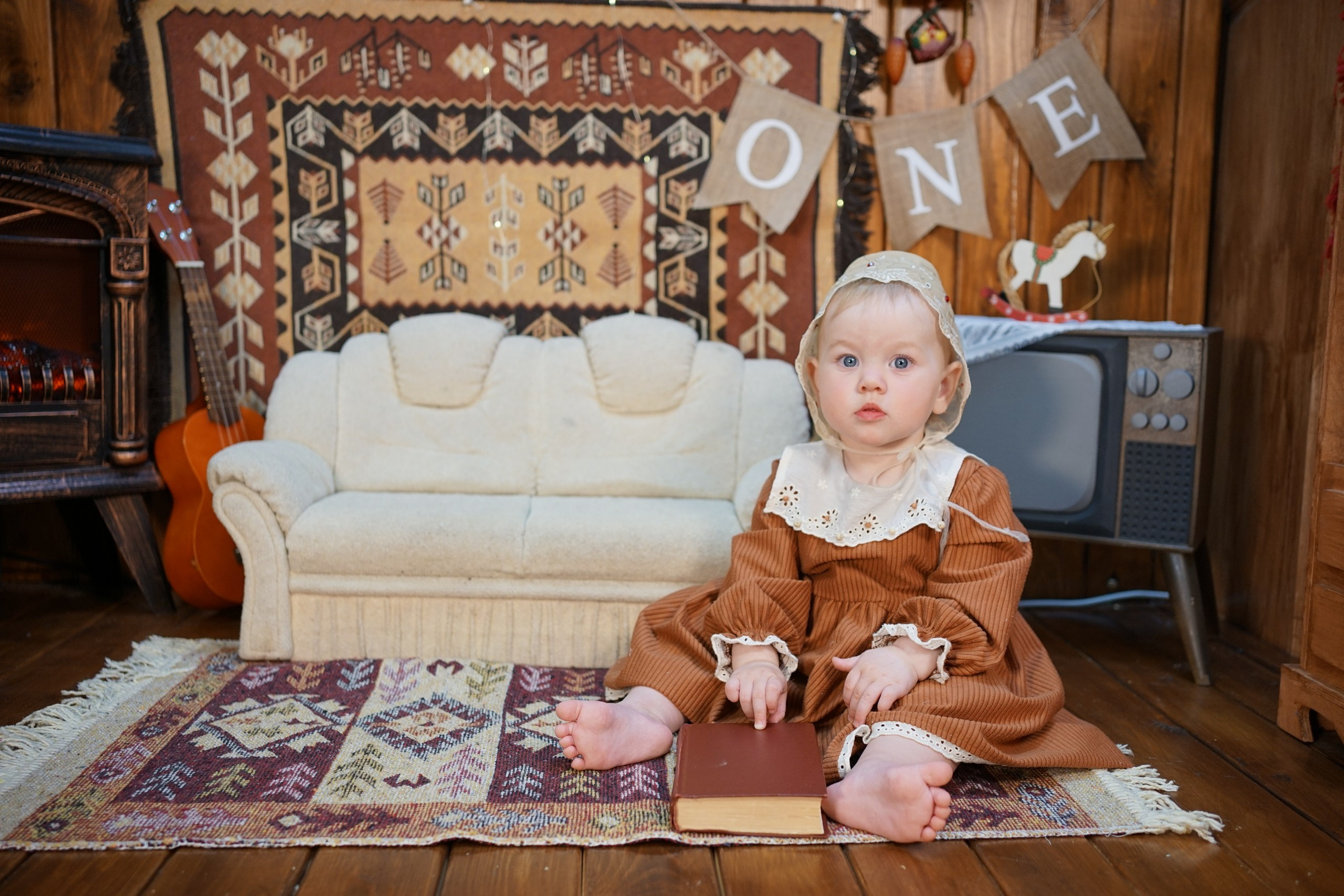 Деревянный Подиум. Детская Фотостудия ГОДОВАСИКИ в Санкт-Петербурге фотосесия на годик