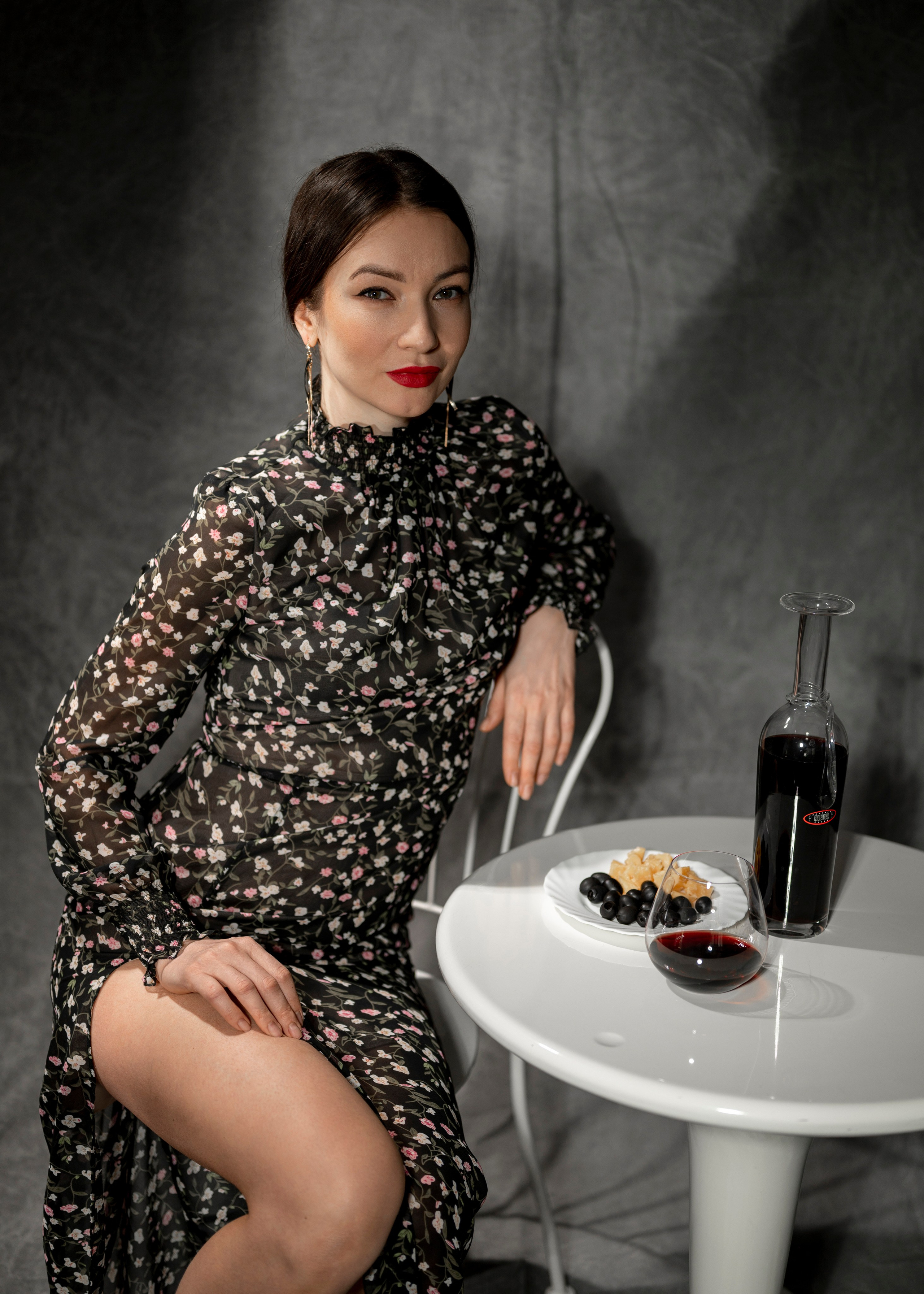 Фотосессия девушки в чёрном элегантном комбинезоне