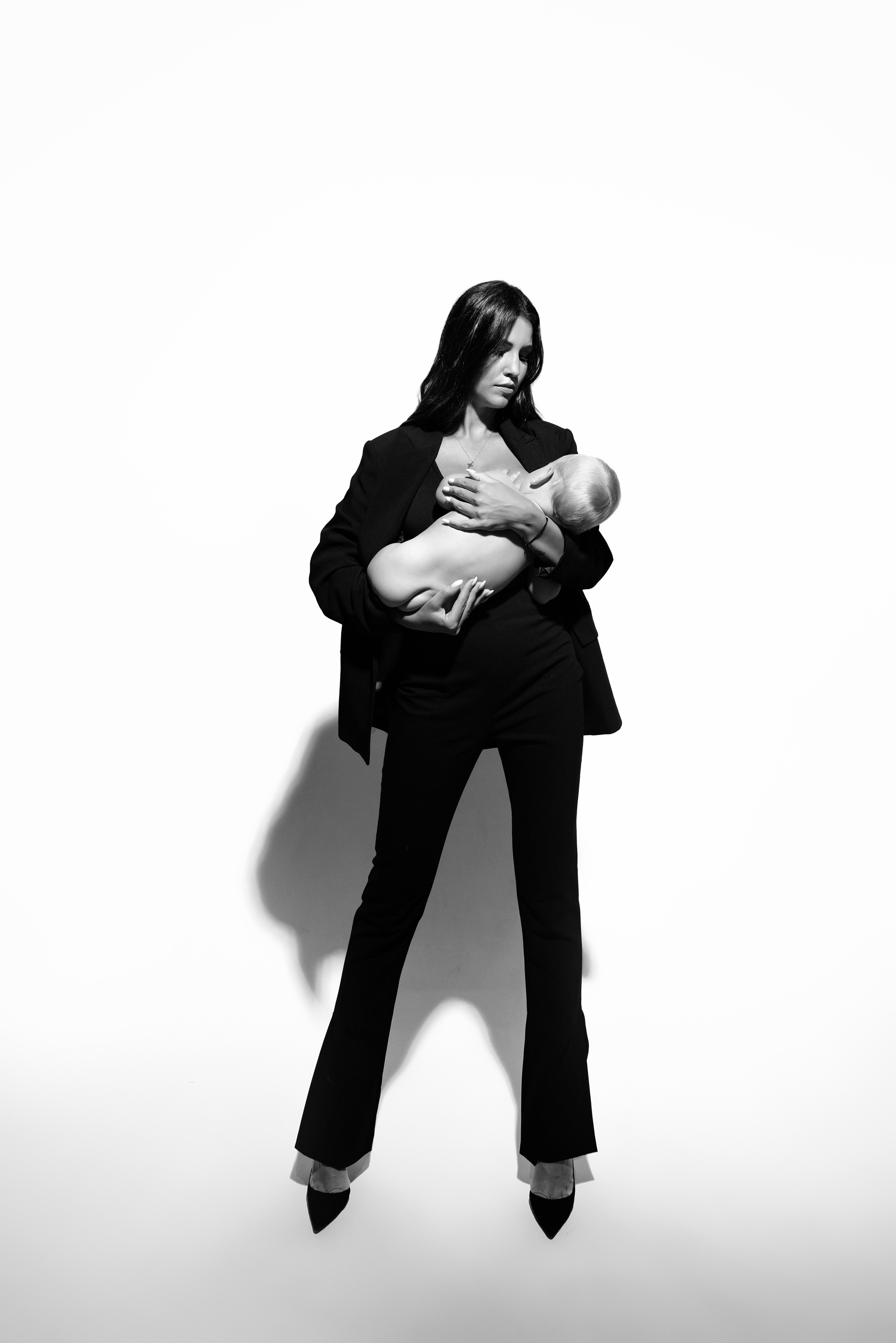 Мама и малыш. Фотограф беременности в стиле минимализм г. Сочи Илина Гринева