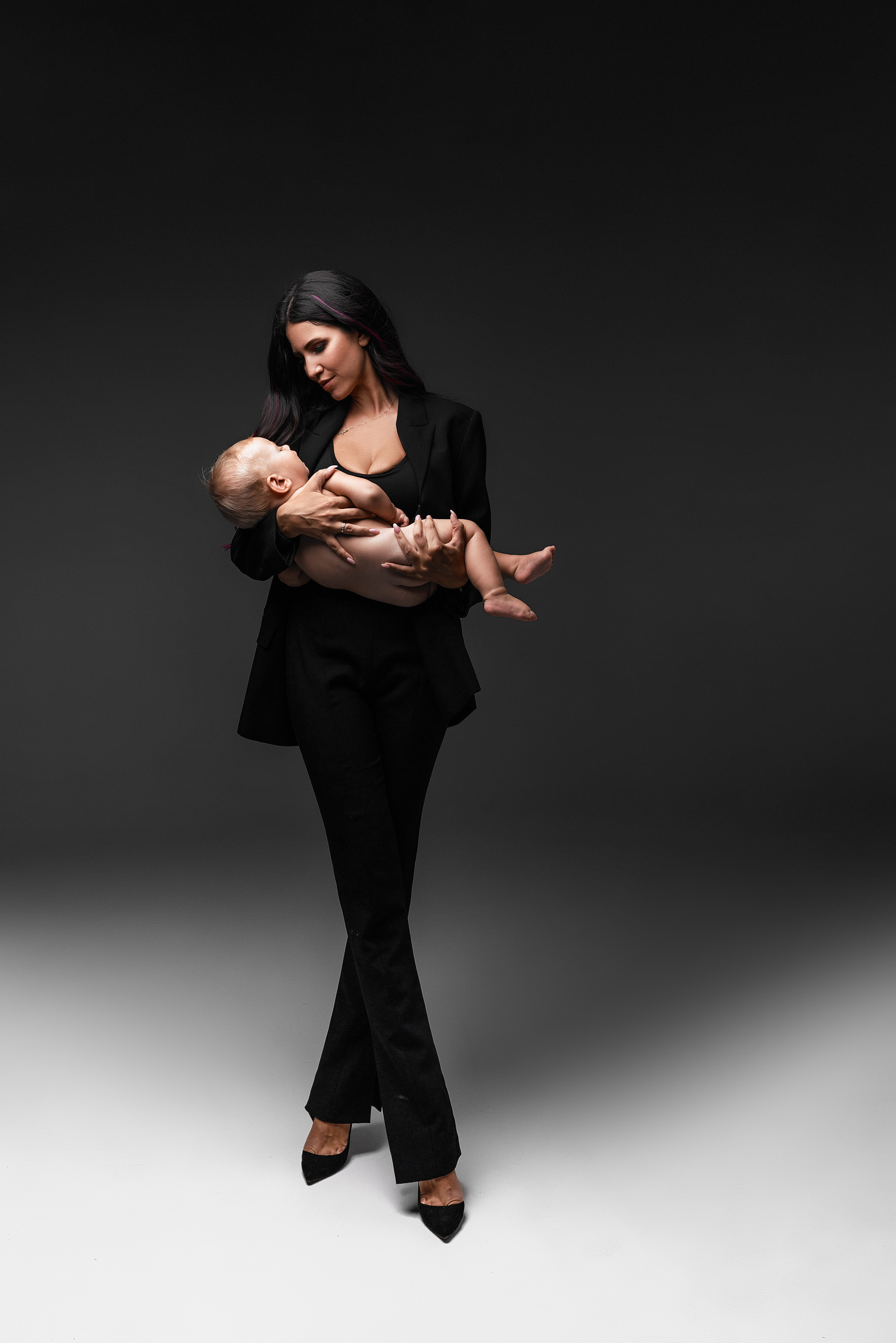 Мама и малыш. Фотограф беременности в стиле минимализм г. Сочи Илина Гринева