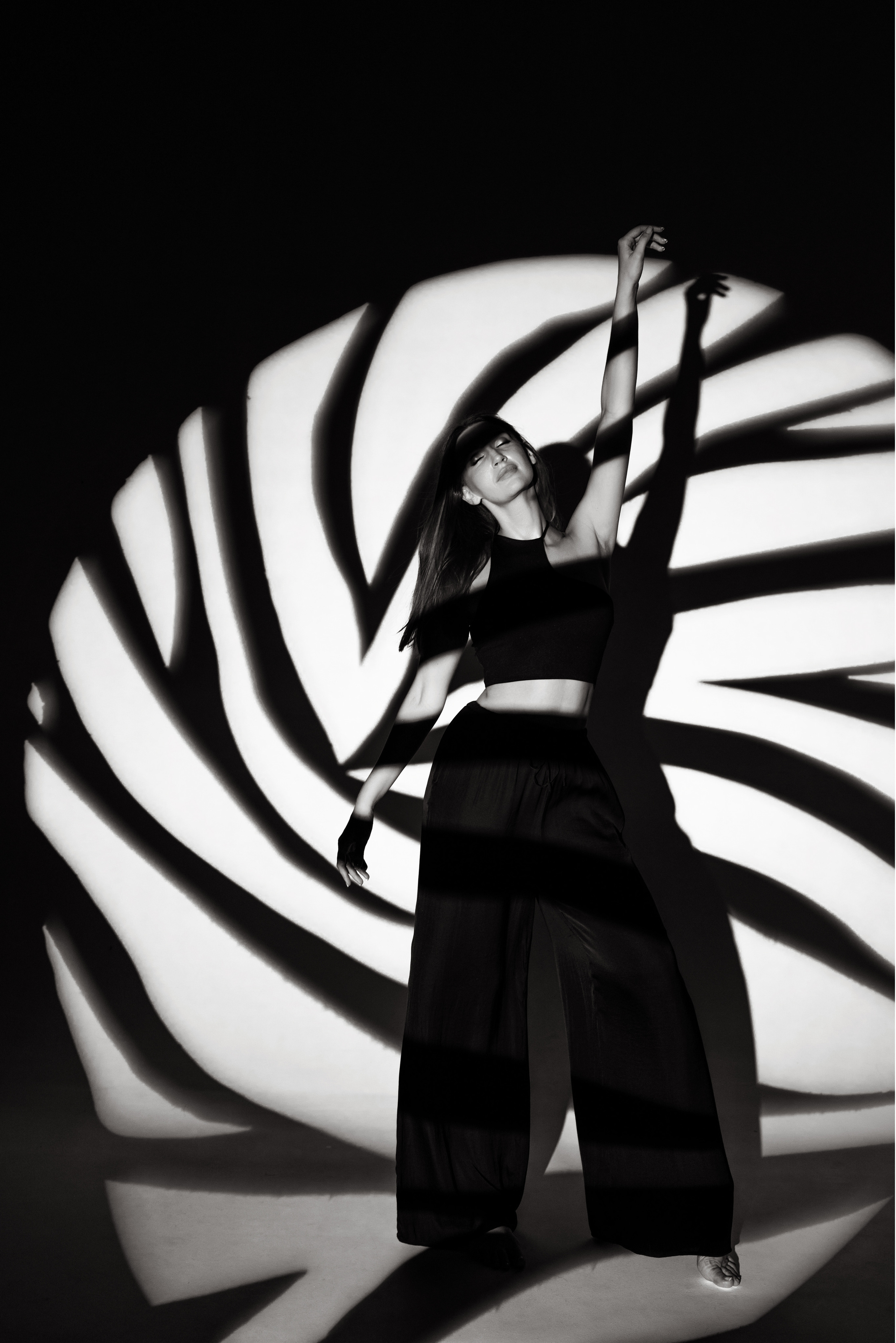 Женский портрет. Фотограф беременности в стиле минимализм г. Сочи Илина Гринева