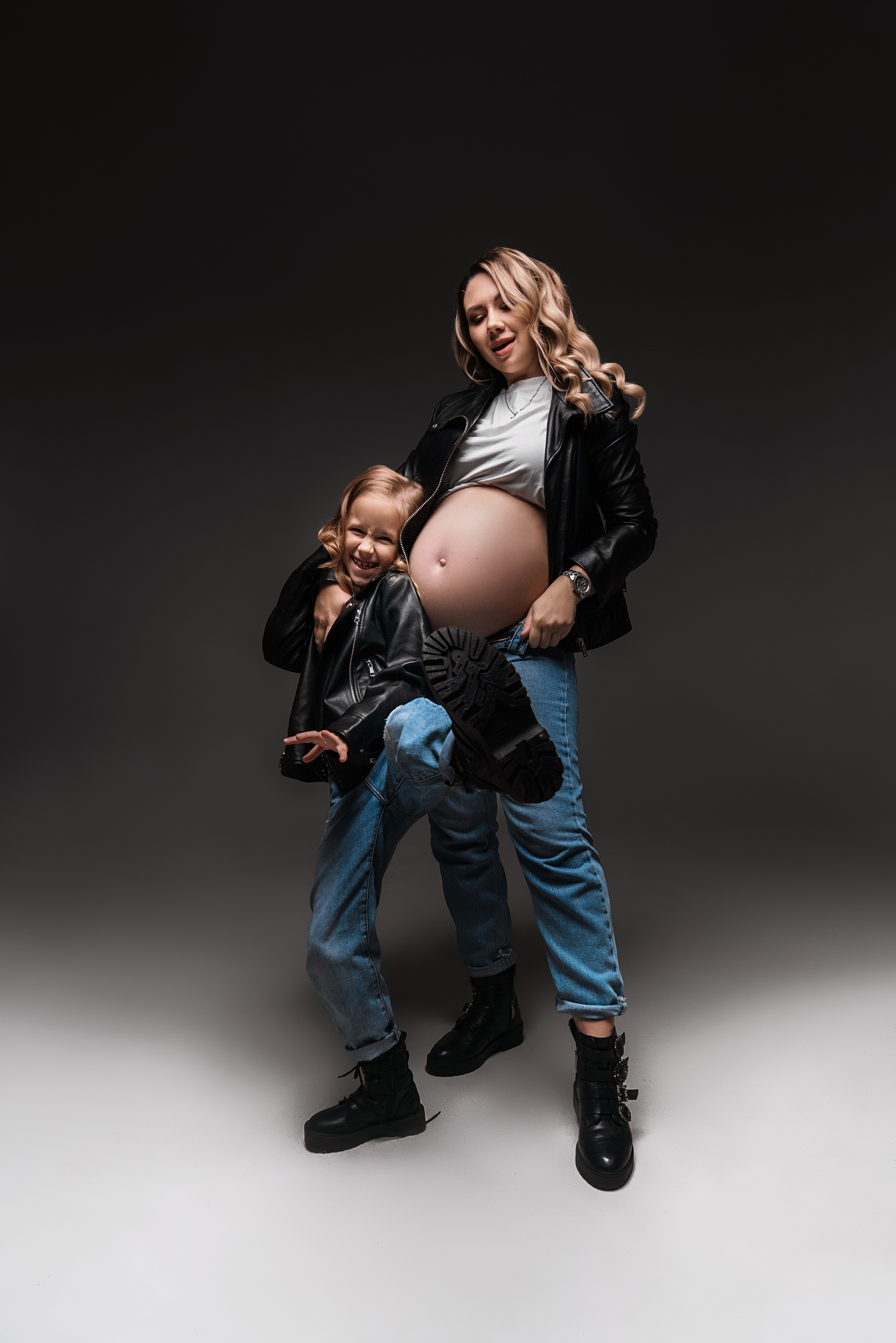 Мама и малыш. Фотограф беременности в стиле минимализм г. Сочи Илина Гринева